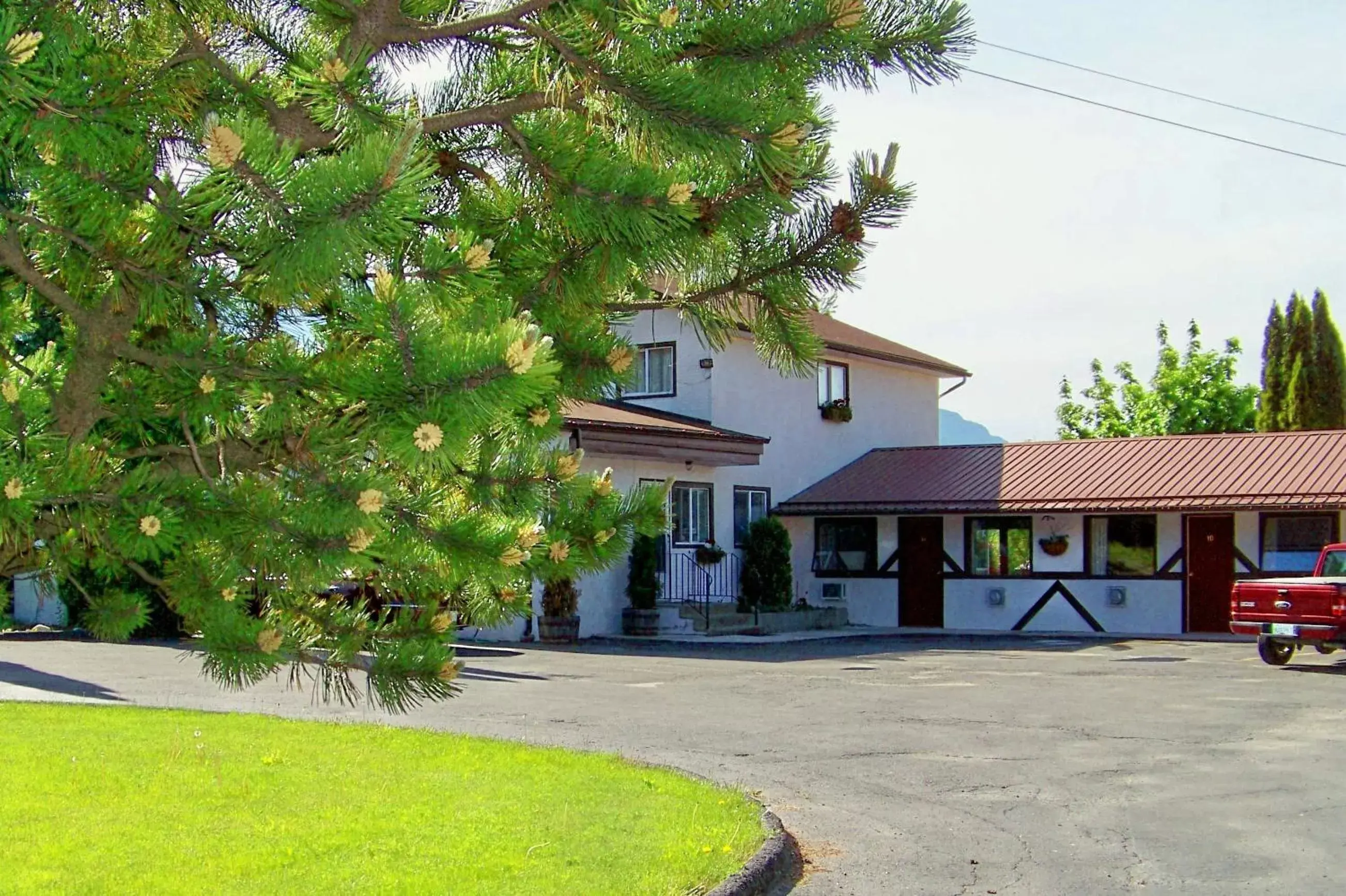 Property Building in Bavarian Orchard Motel