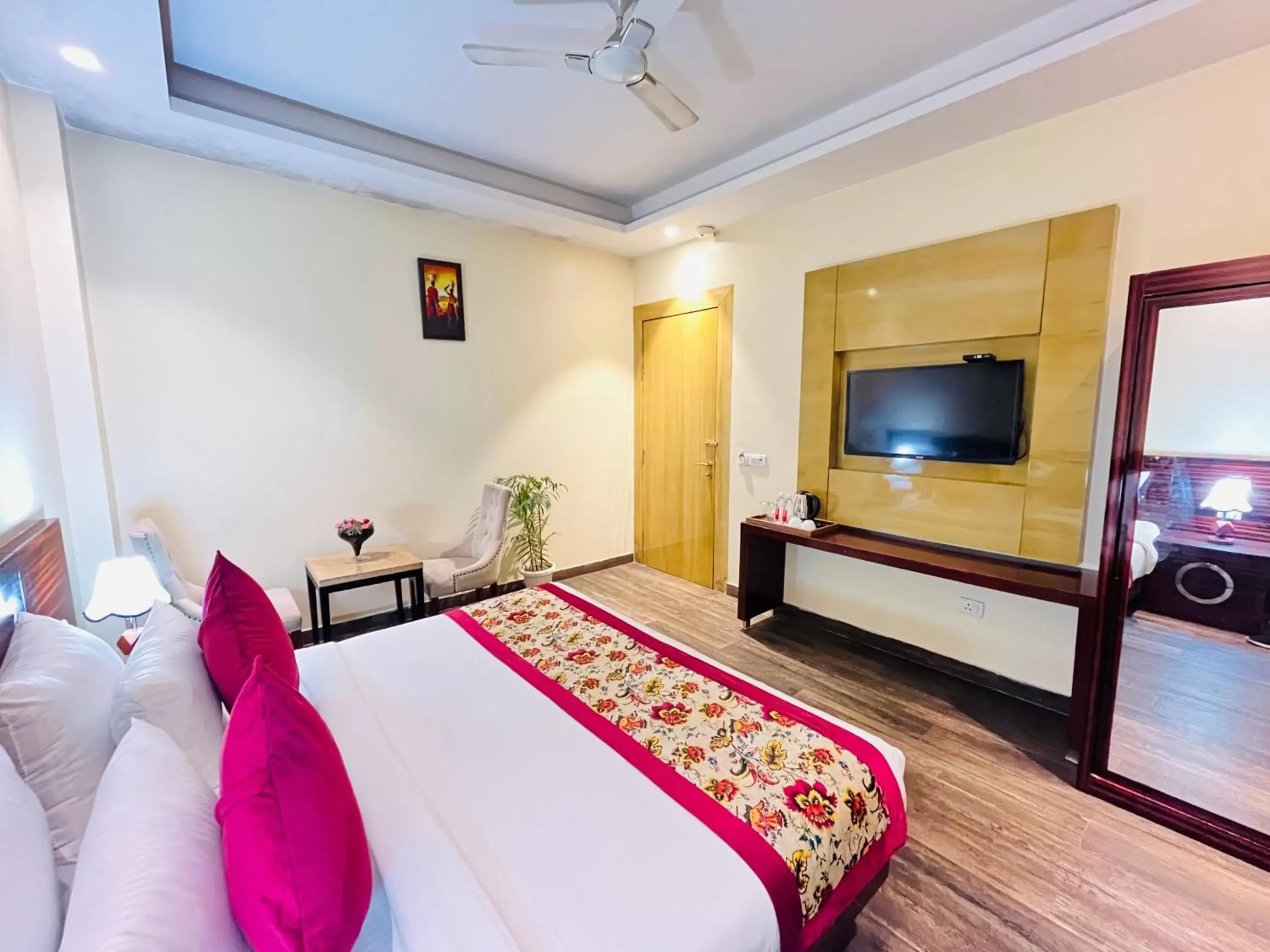 Communal lounge/ TV room, Bed in Hotel Banz - Near Delhi International Airport