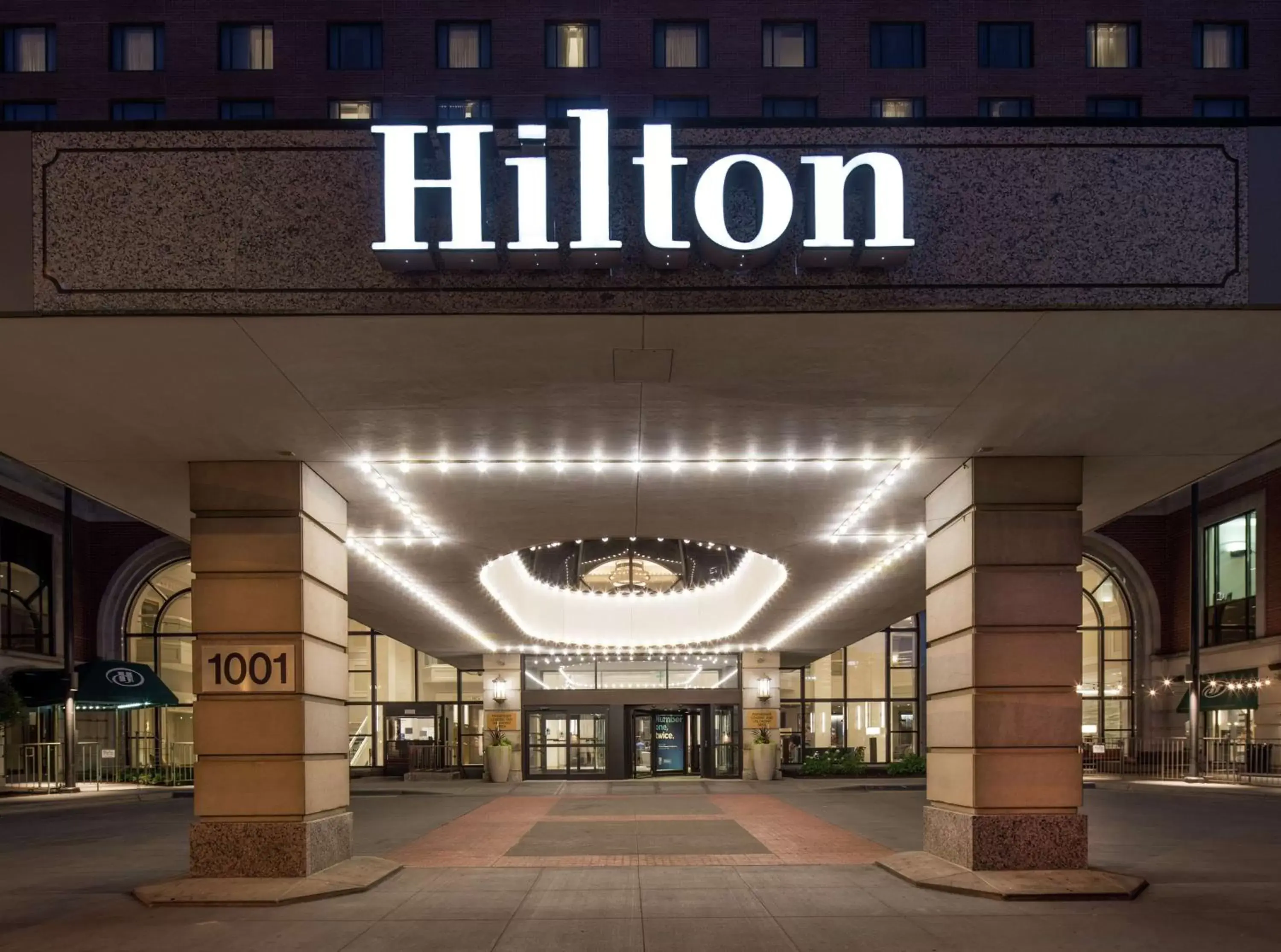 Property building in Hilton Minneapolis Property building in Hilton Minneapolis