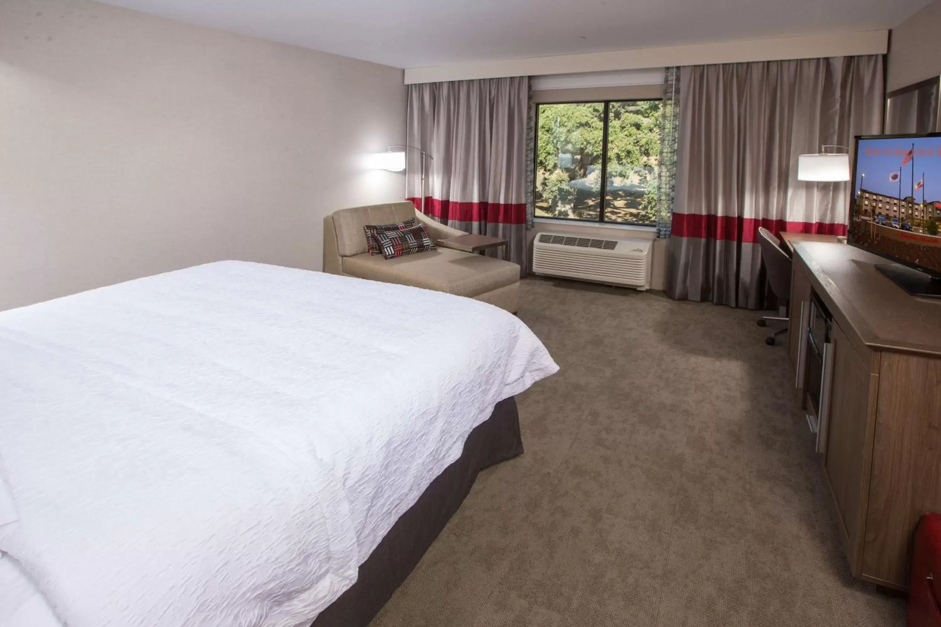 Bed in Hampton Inn & Suites Buellton/Santa Ynez Valley, Ca