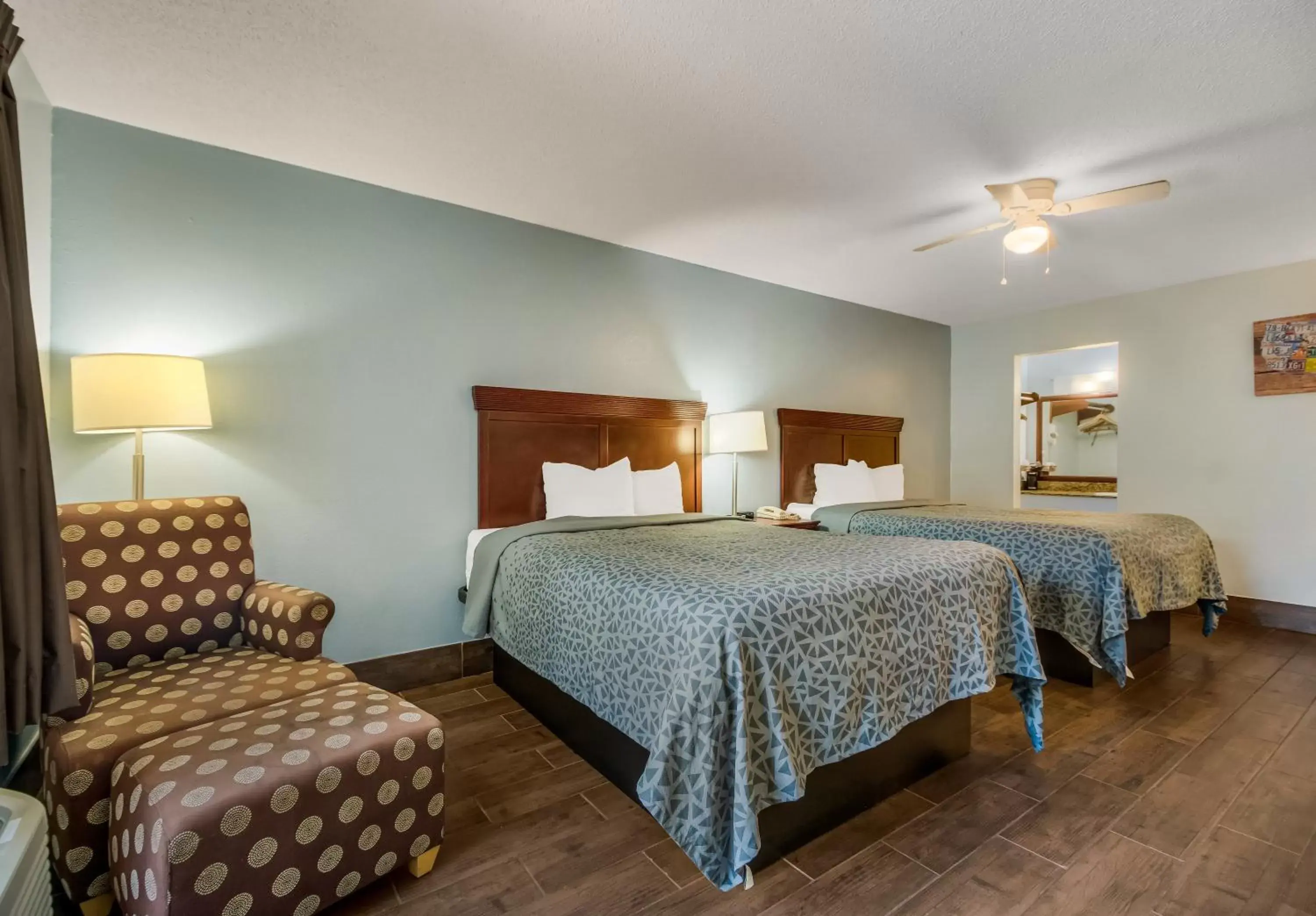 Bed in Econo Lodge Inn & Suites Fulton - Rockport