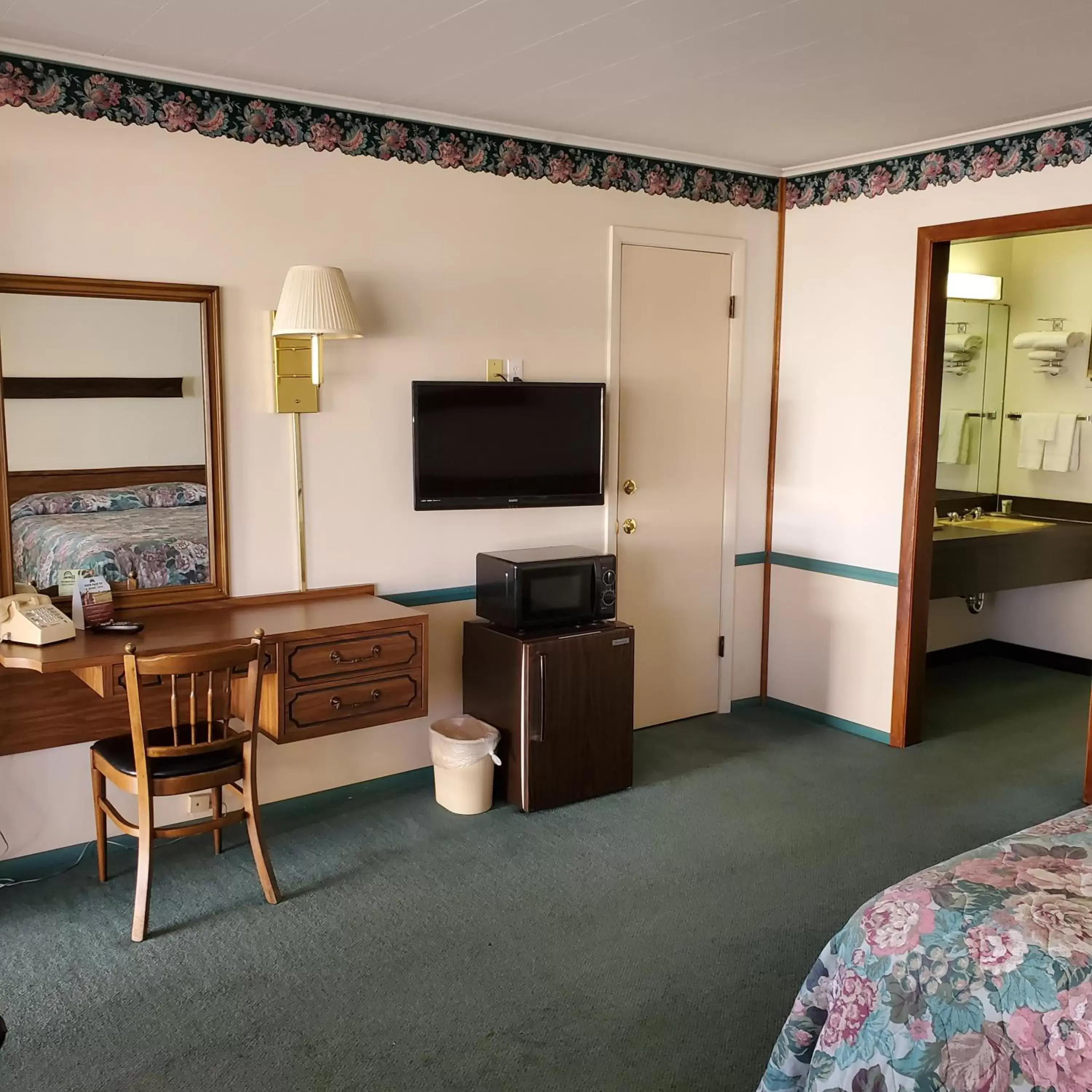 TV/Entertainment Center in Robin Hood Motel