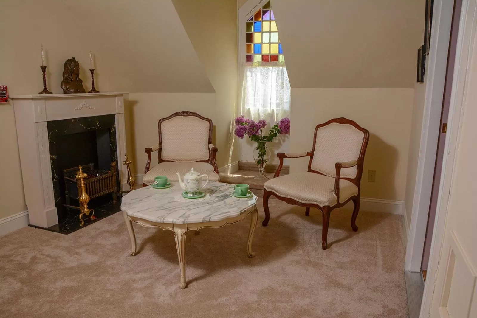 Communal lounge/ TV room, Seating Area in The Towers Bed & Breakfast