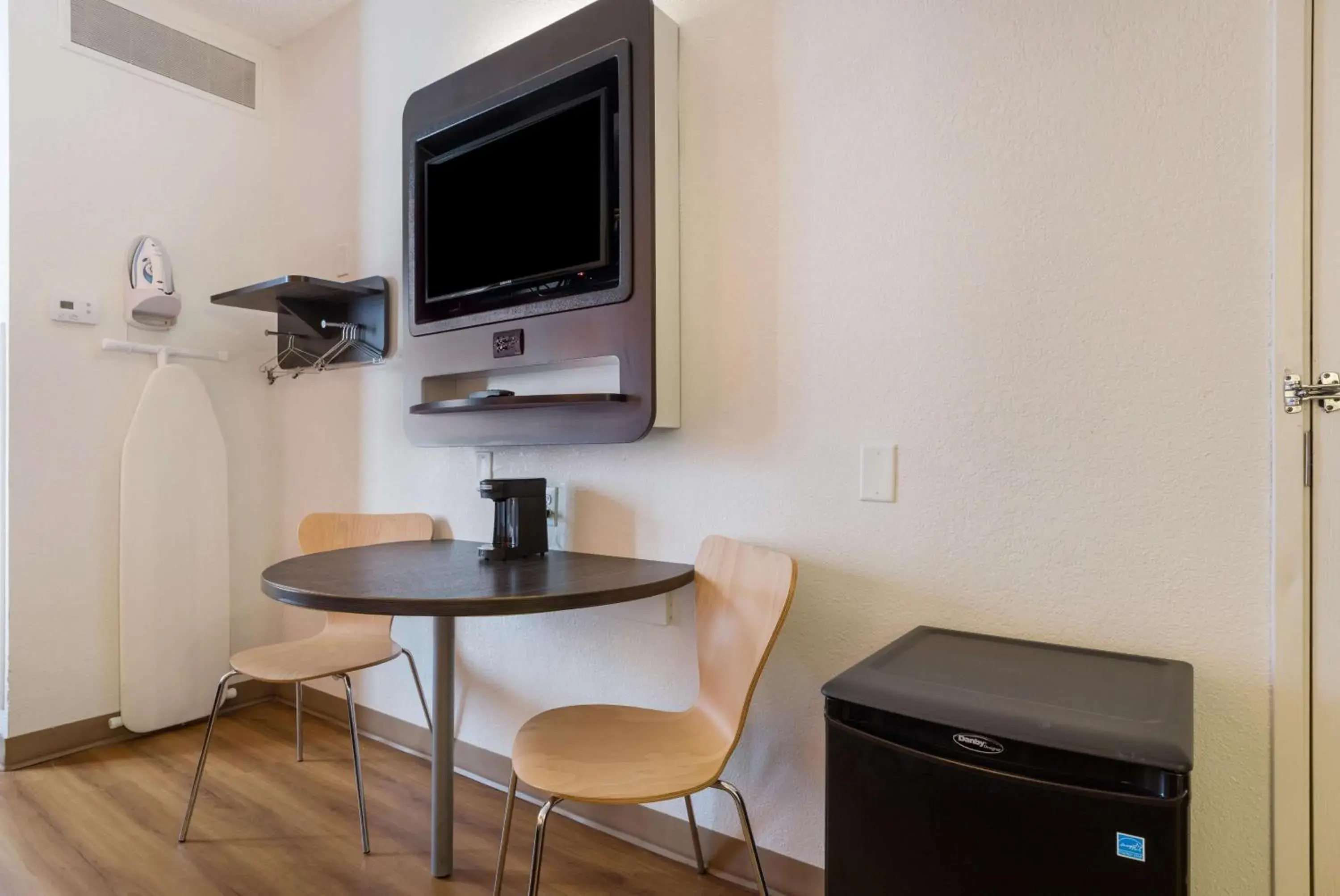 Photo of the whole room, TV/Entertainment Center in Motel 6-Orlando, FL - International Dr