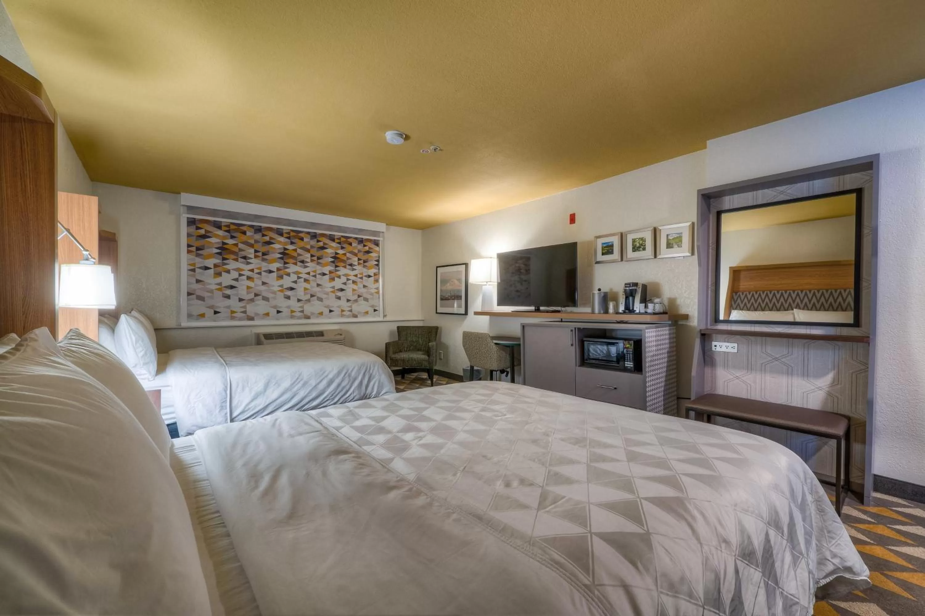 Photo of the whole room, Bed in Holiday Inn Tacoma Mall by IHG