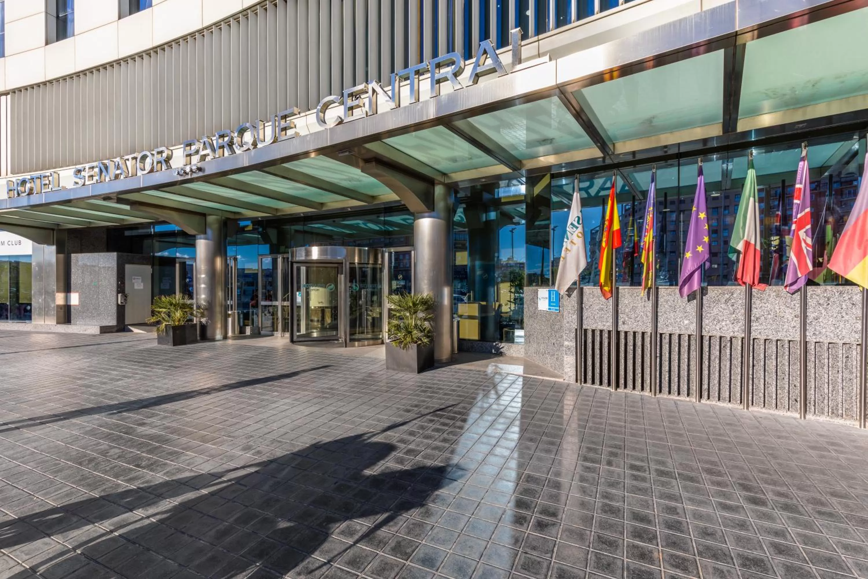 Facade/entrance in Senator Parque Central