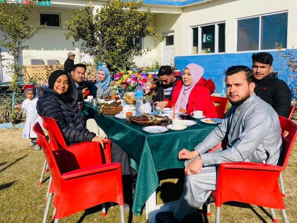 Restaurant/places to eat in Madina Hotel 2