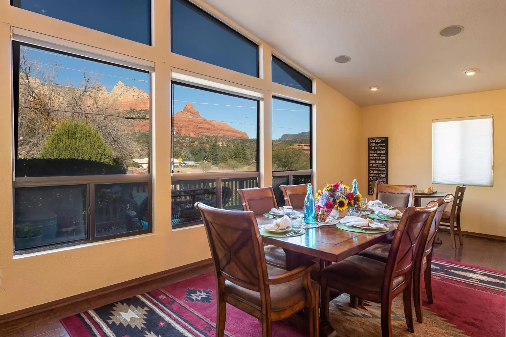 Dining area in Whispering Creek Bed & Breakfast