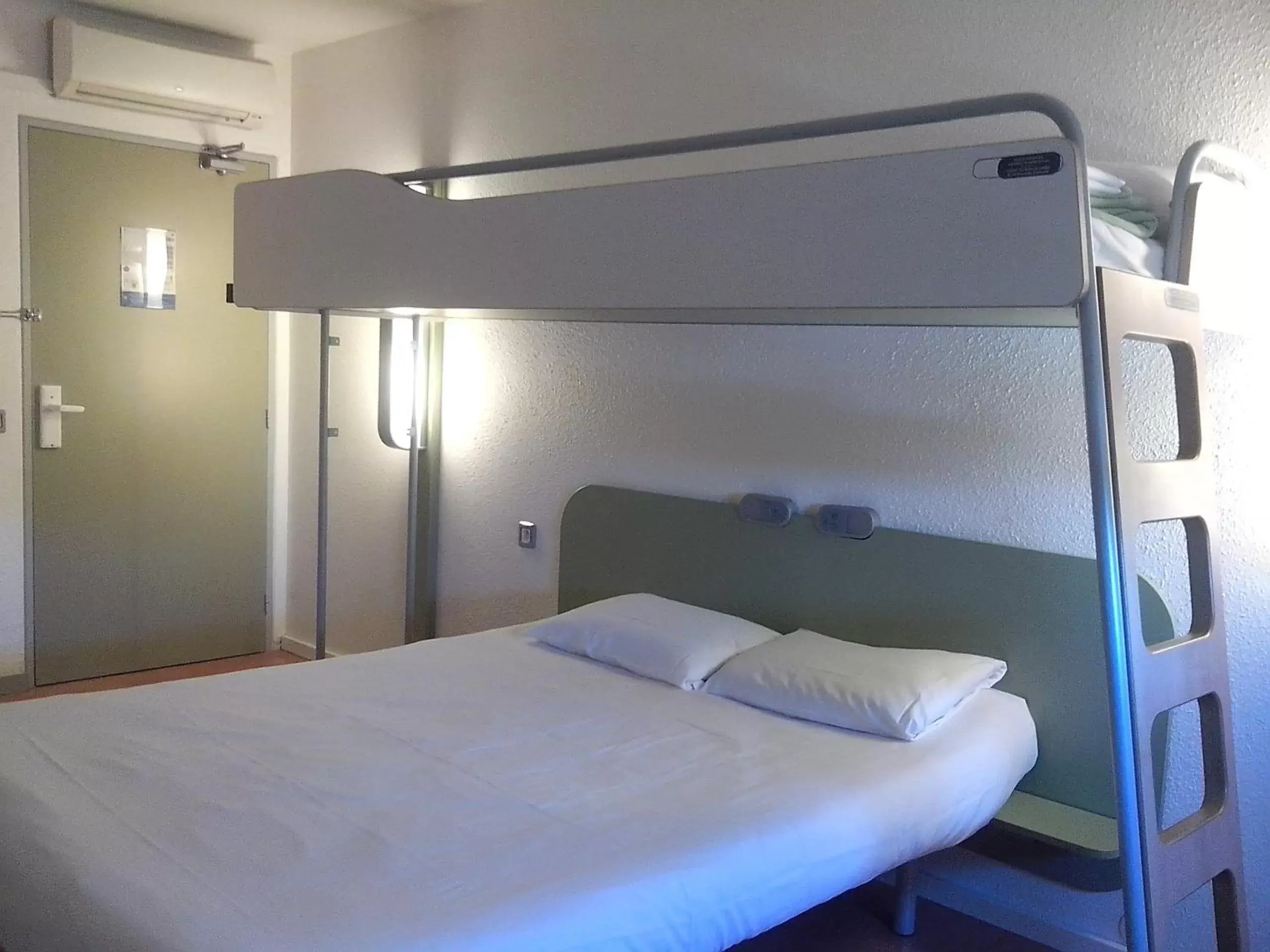 Bed in ibis budget Poitiers Sud