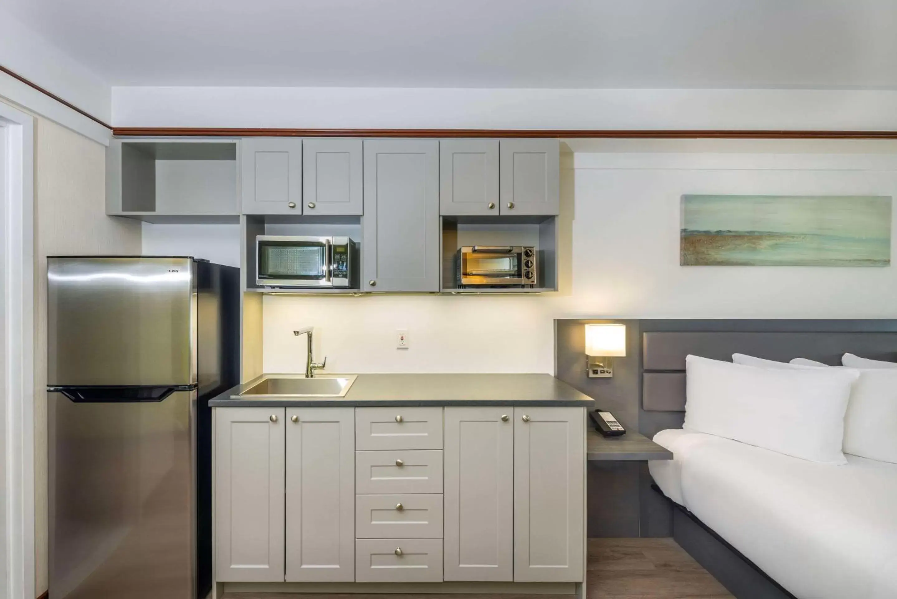 Bedroom, Kitchen/Kitchenette in Les Suites de Laviolette Ascend Hotel Collection