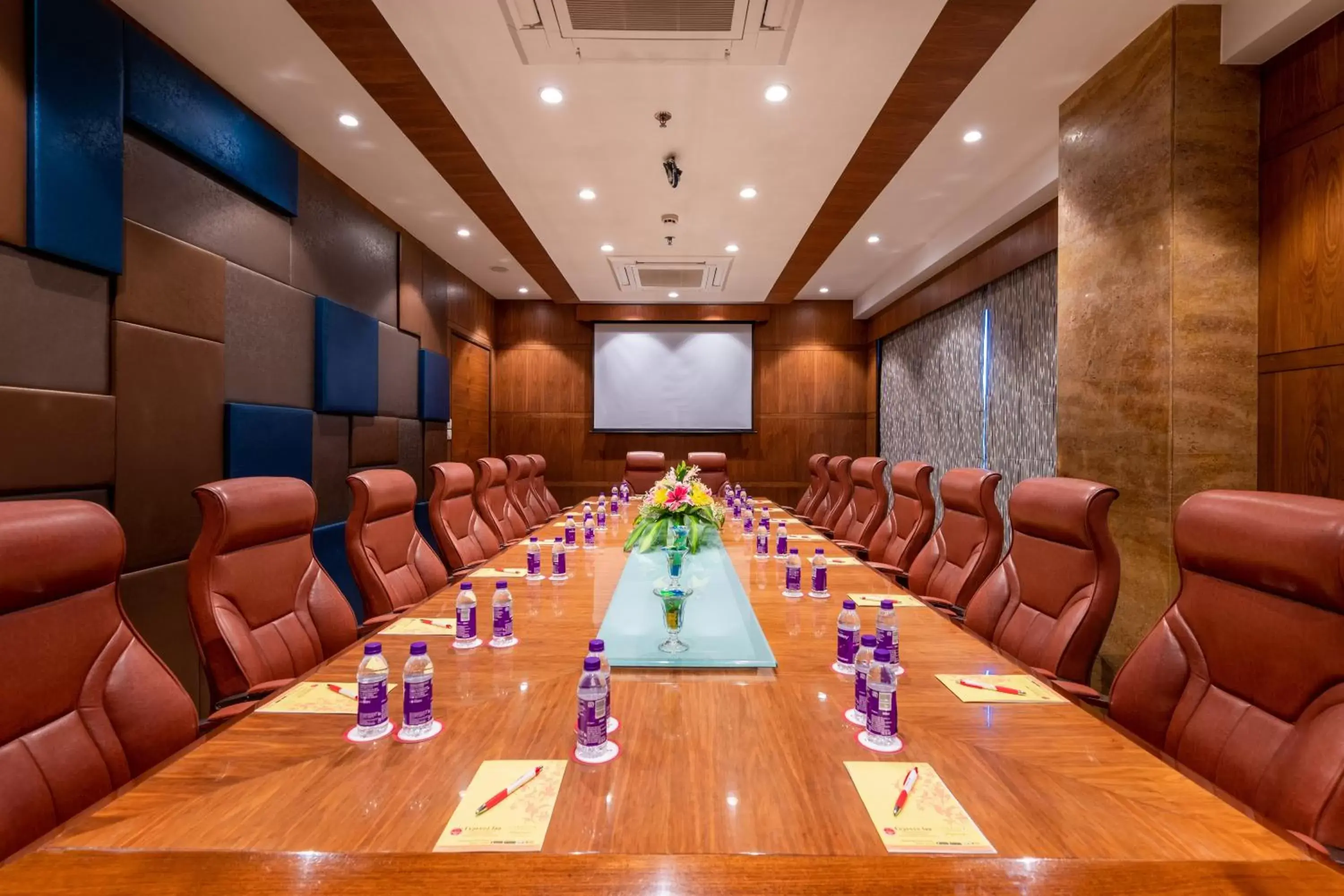 Banquet/Function facilities in Express Inn The Business Luxury Hotel