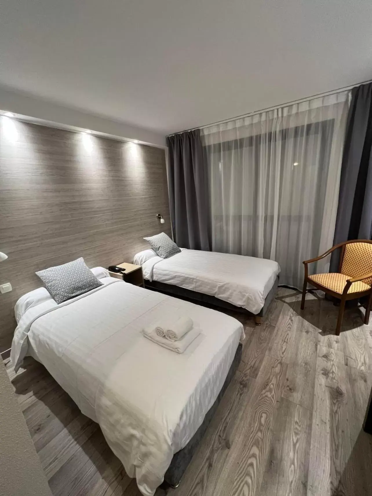 Bedroom, Bed in Au Bec Fin Hôtel
