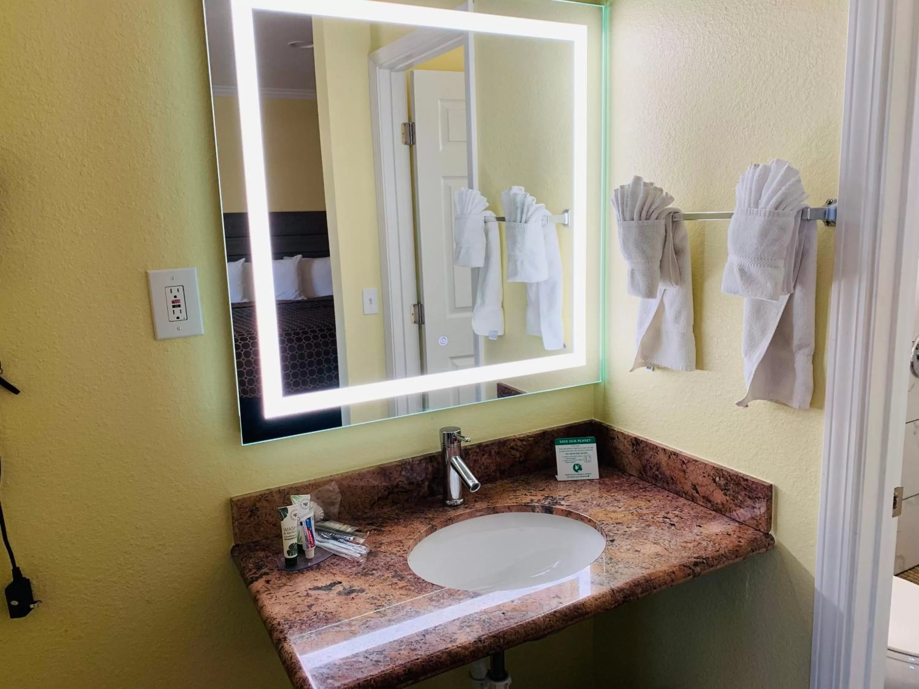 Bathroom in Central Coast Inn Cayucos