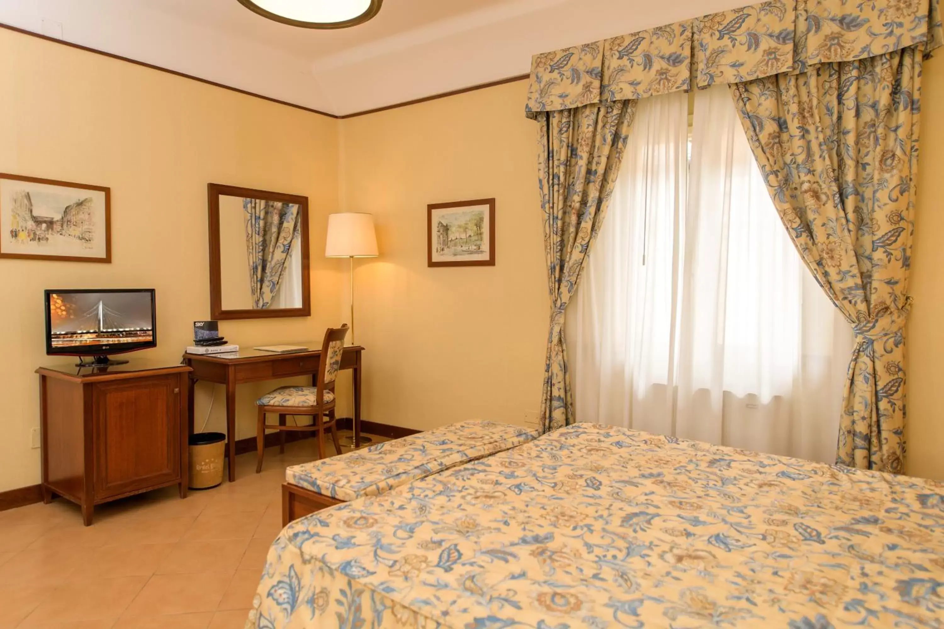 Photo of the whole room, Bed in Albergo Reggio