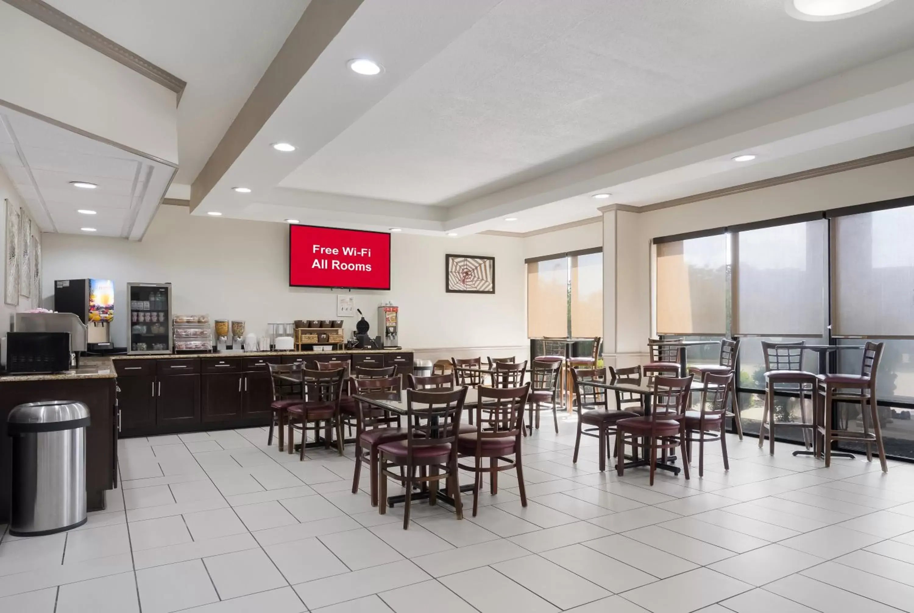 Breakfast, Restaurant/Places to Eat in Red Roof Inn & Suites Jacksonville, NC