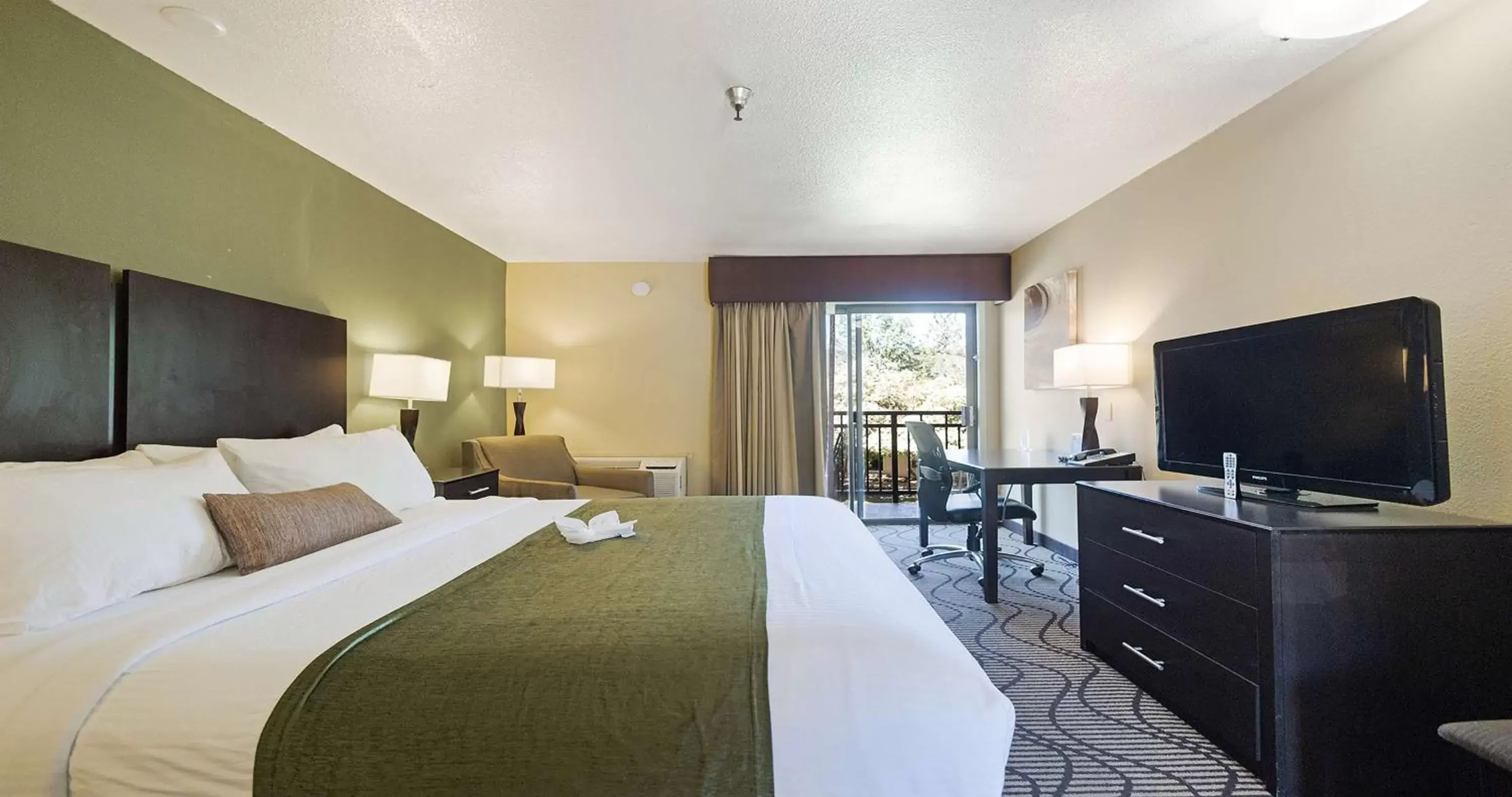 Bedroom, TV/Entertainment Center in Best Western Gold Country Inn