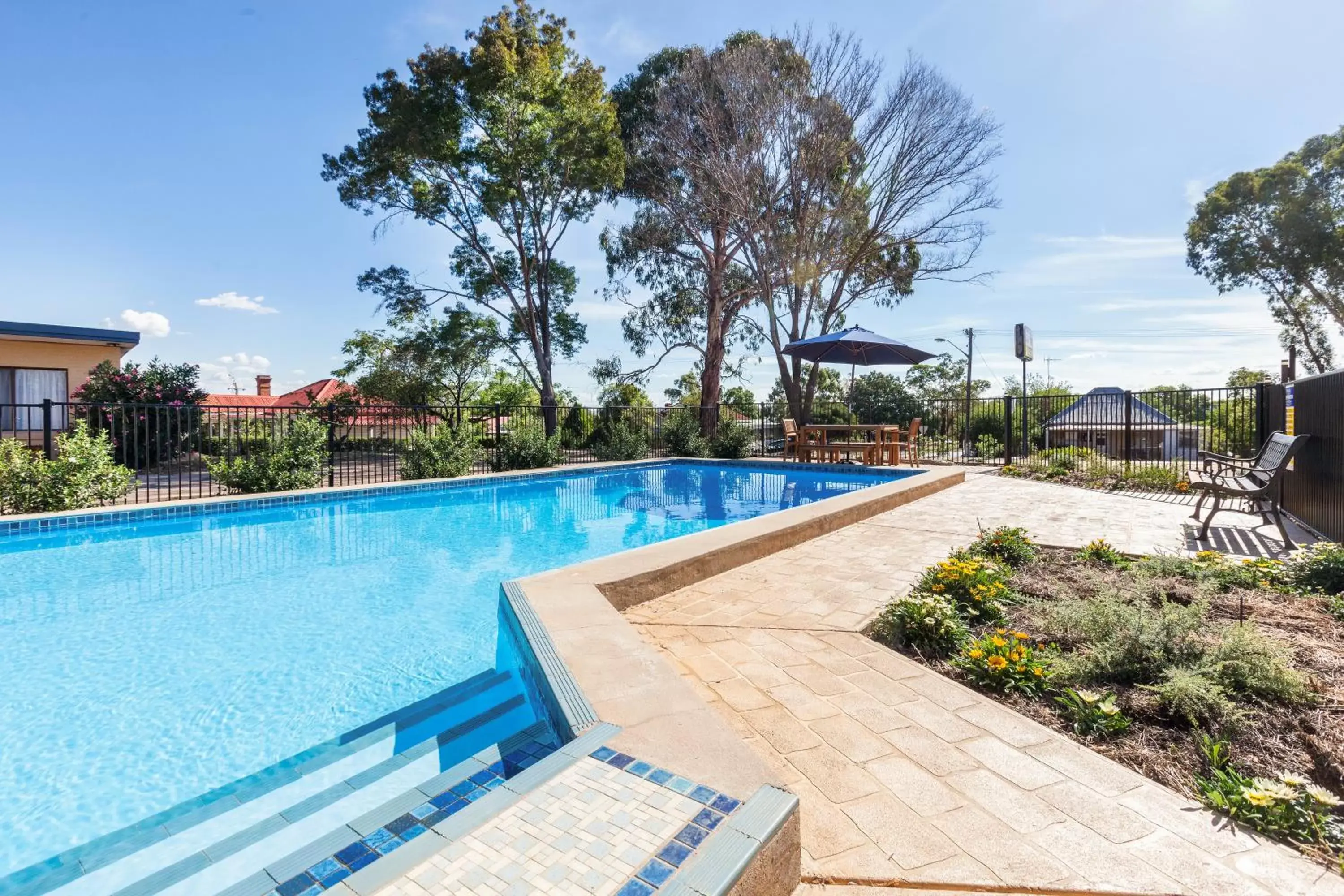 Facade/entrance, Swimming Pool in Gulgong Motel