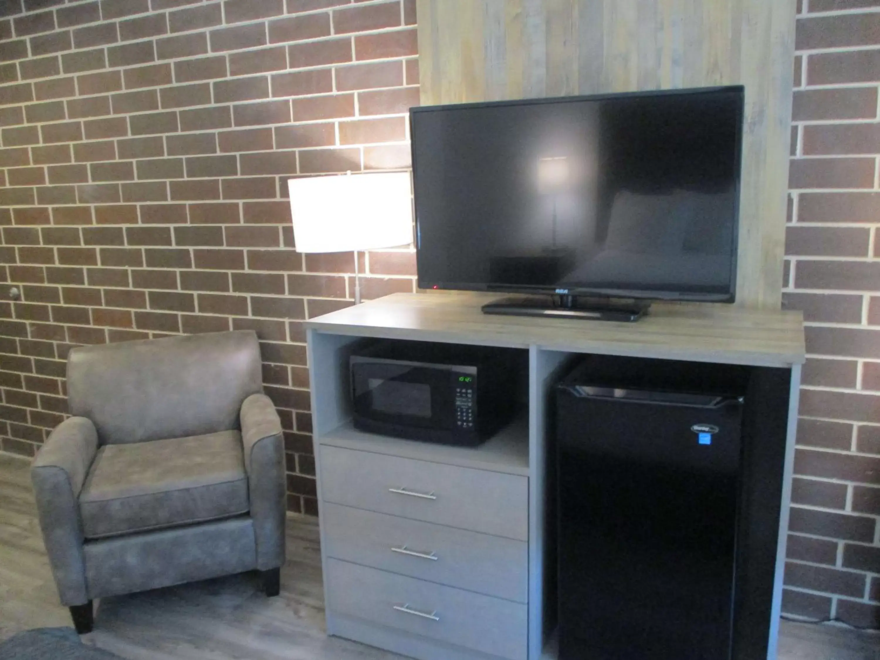 Photo of the whole room, TV/Entertainment Center in Best Western Plus Executive Residency Waterloo & Cedar Falls