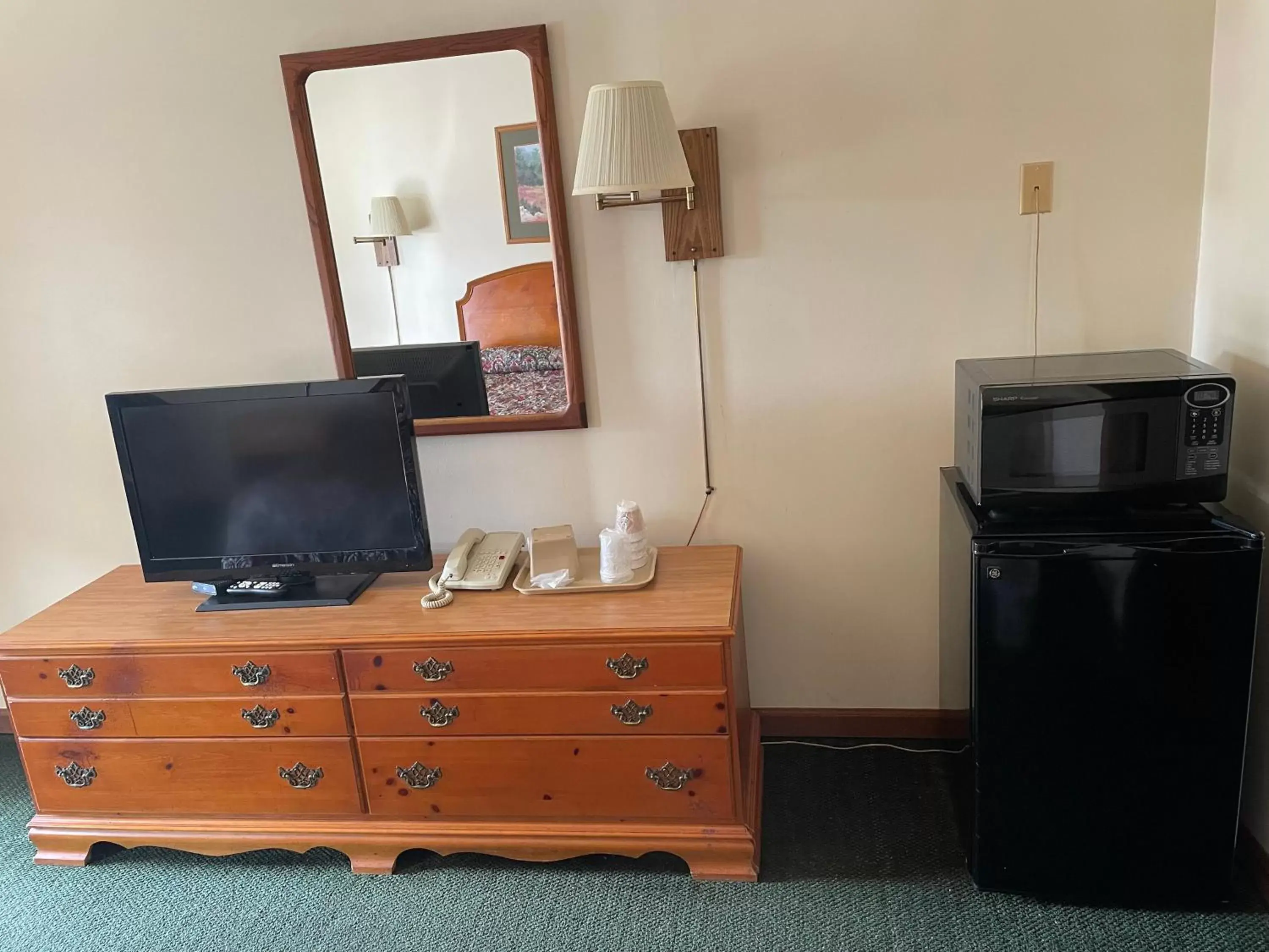 TV and multimedia, TV/Entertainment Center in PINE VALLEY MOTEL