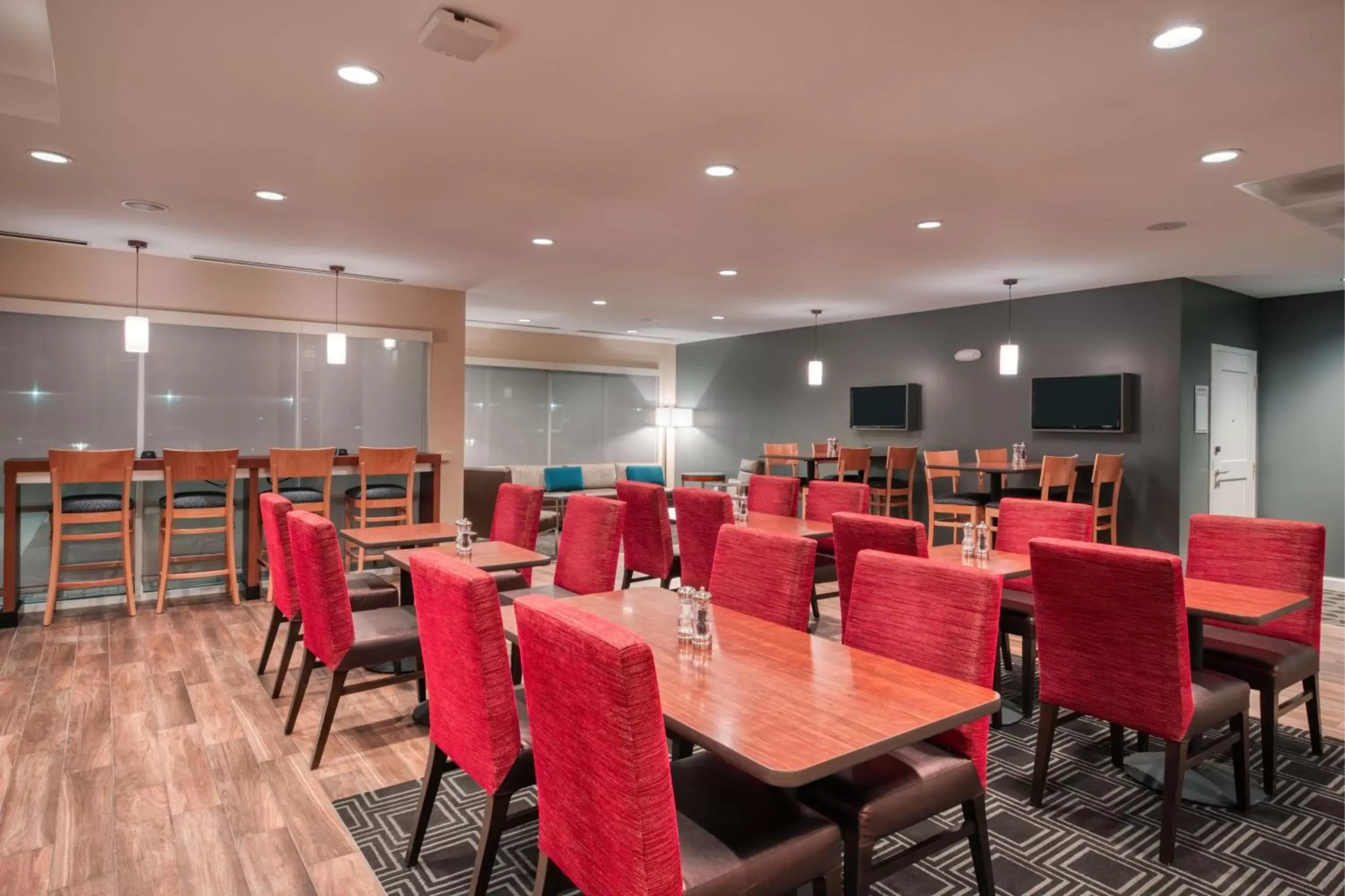 Breakfast, Restaurant/Places to Eat in TownePlace Suites by Marriott Indianapolis Airport