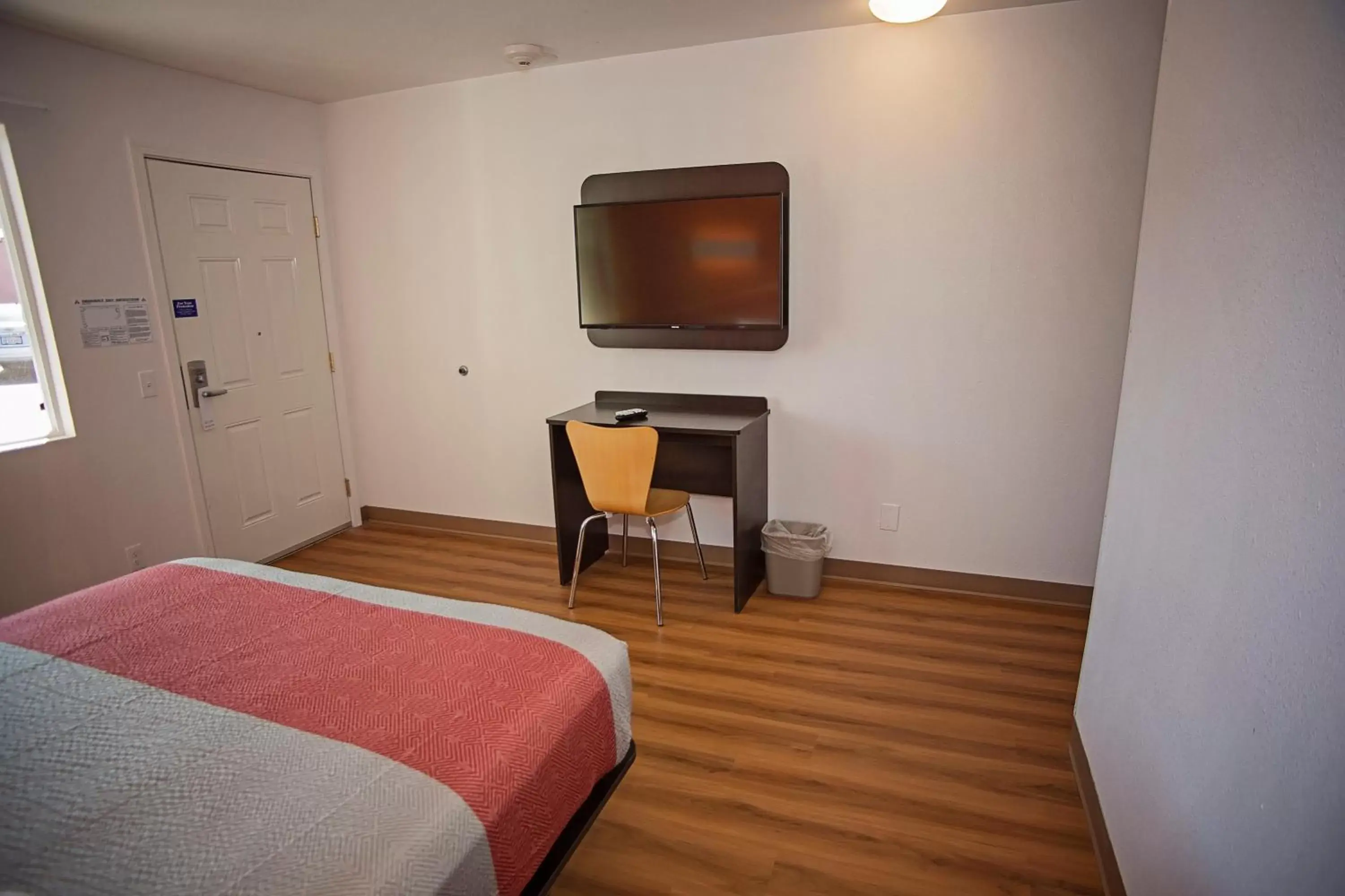 Bedroom, TV/Entertainment Center in Motel 6-Crescent City, CA