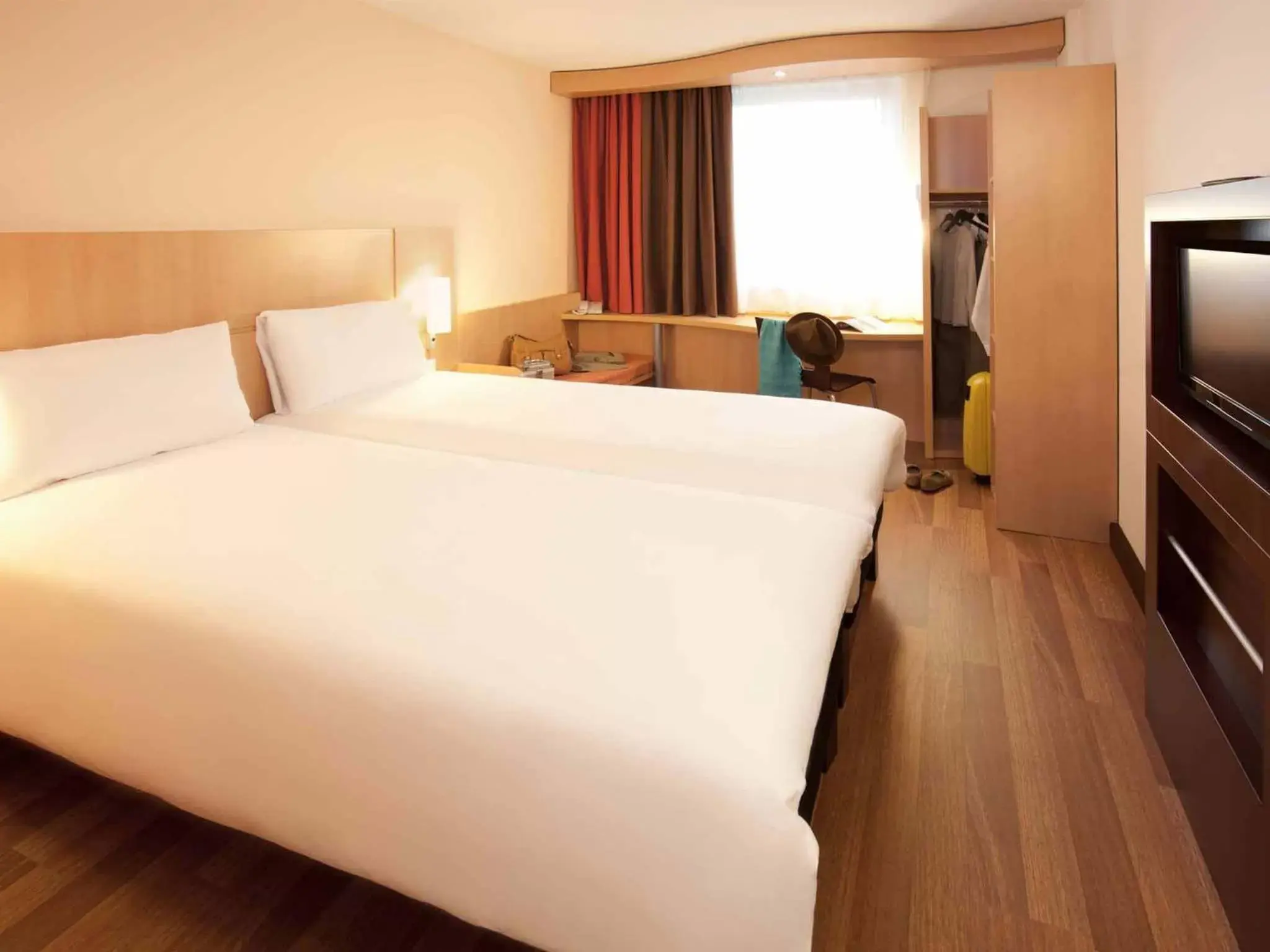 Photo of the whole room, Bed in ibis Genève Centre Nations