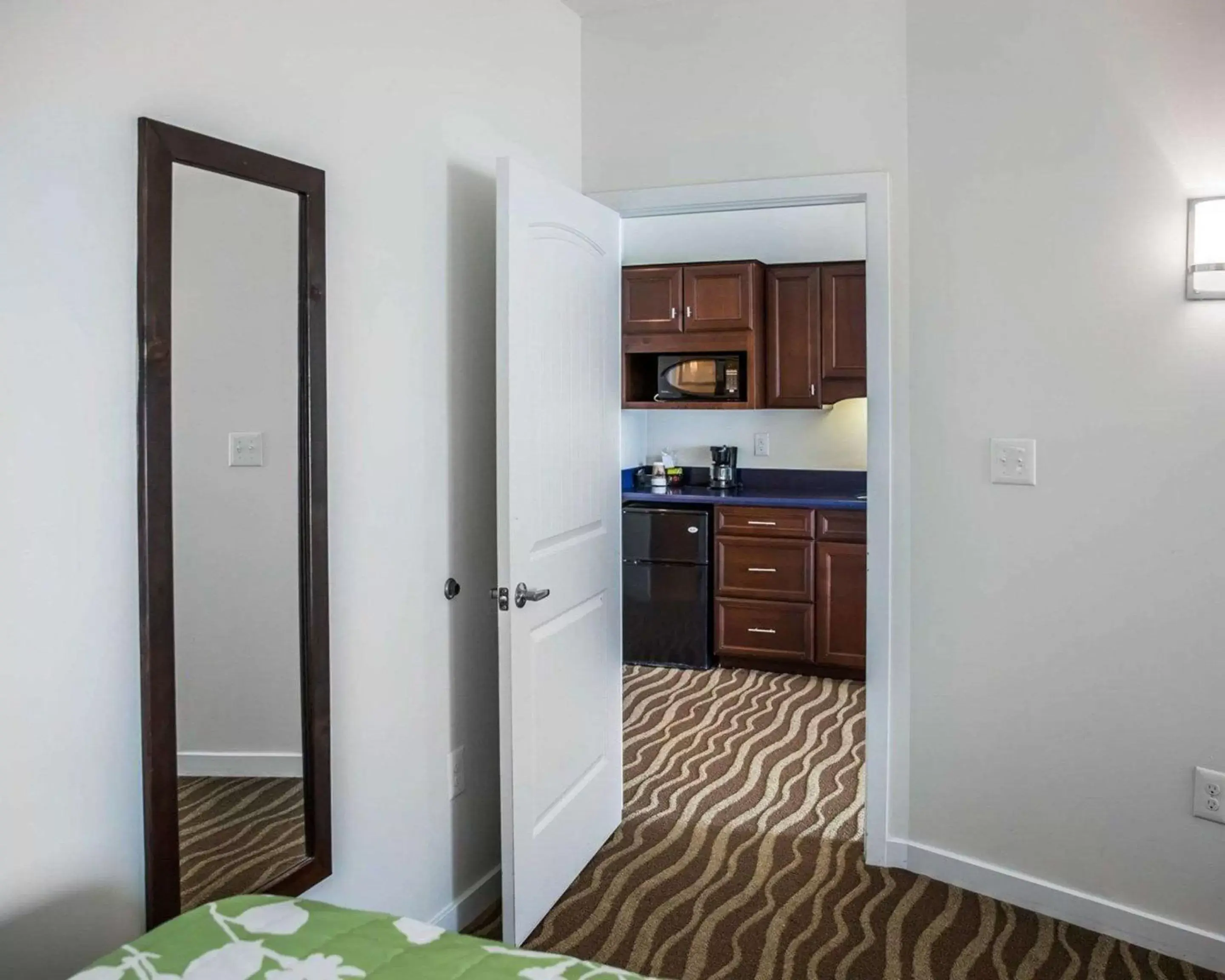 Photo of the whole room, Kitchen/Kitchenette in Island Inn & Suites, Ascend Hotel Collection