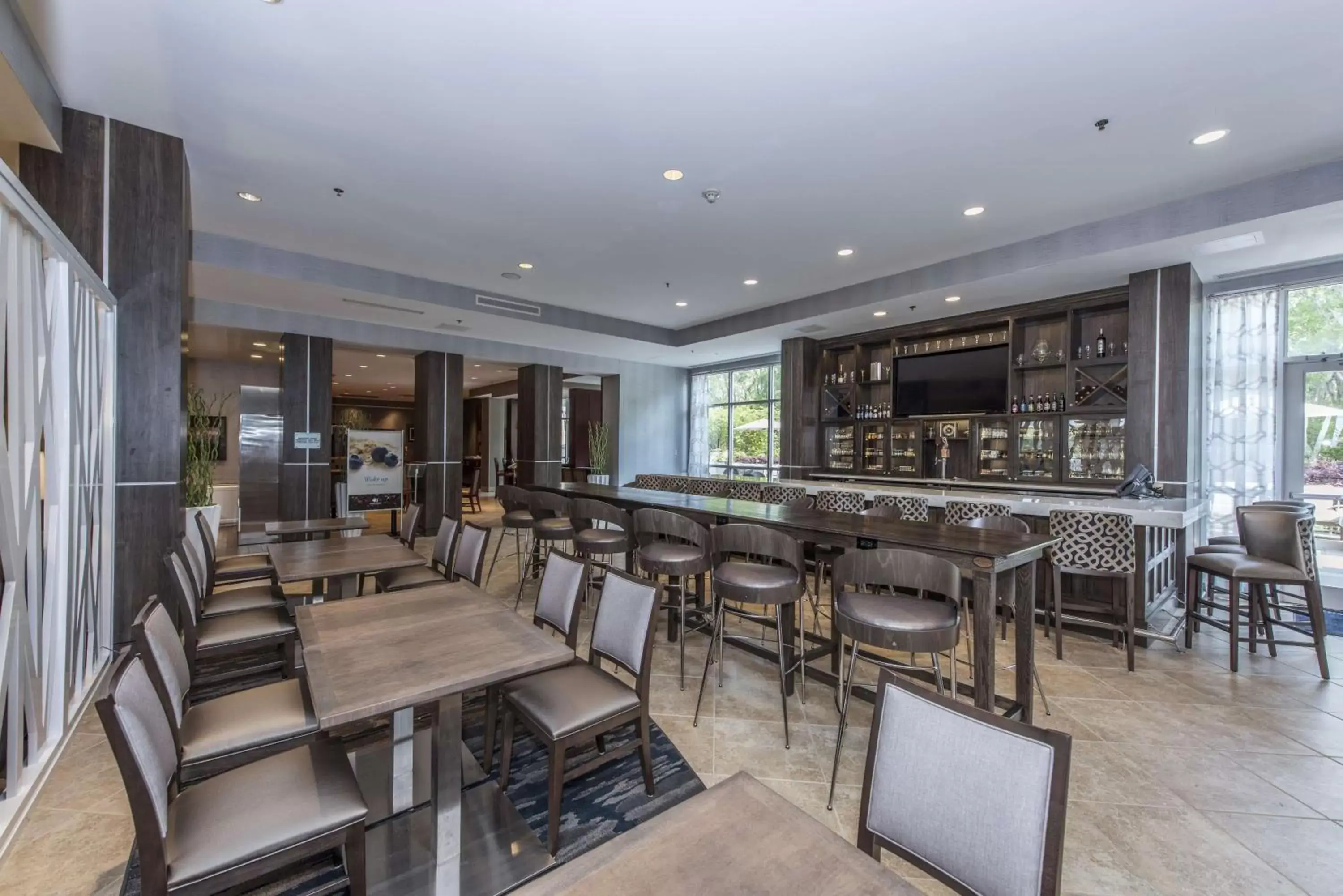 Lounge or bar, Restaurant/Places to Eat in DoubleTree by Hilton North Charleston - Convention Center