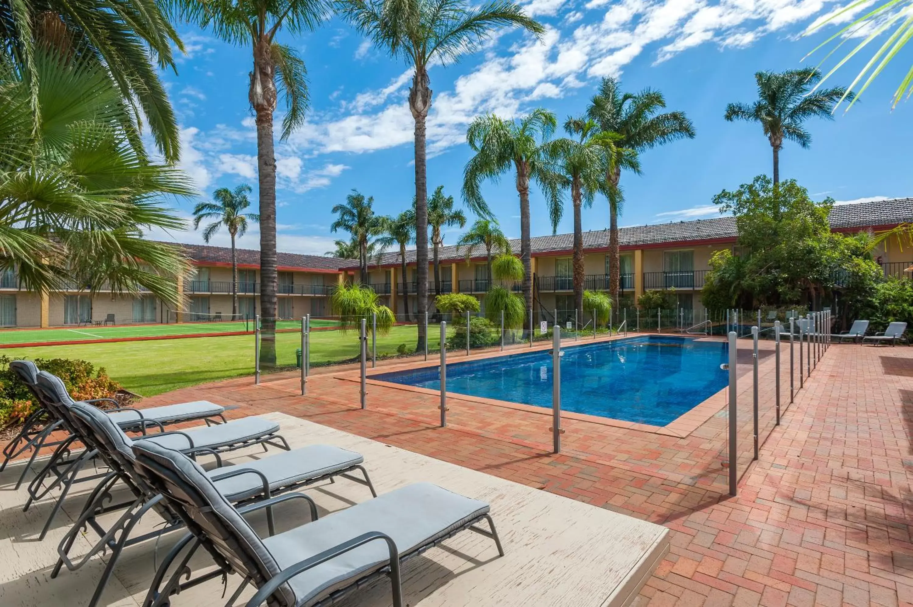 Property building, Swimming Pool in Mildura Inlander Resort