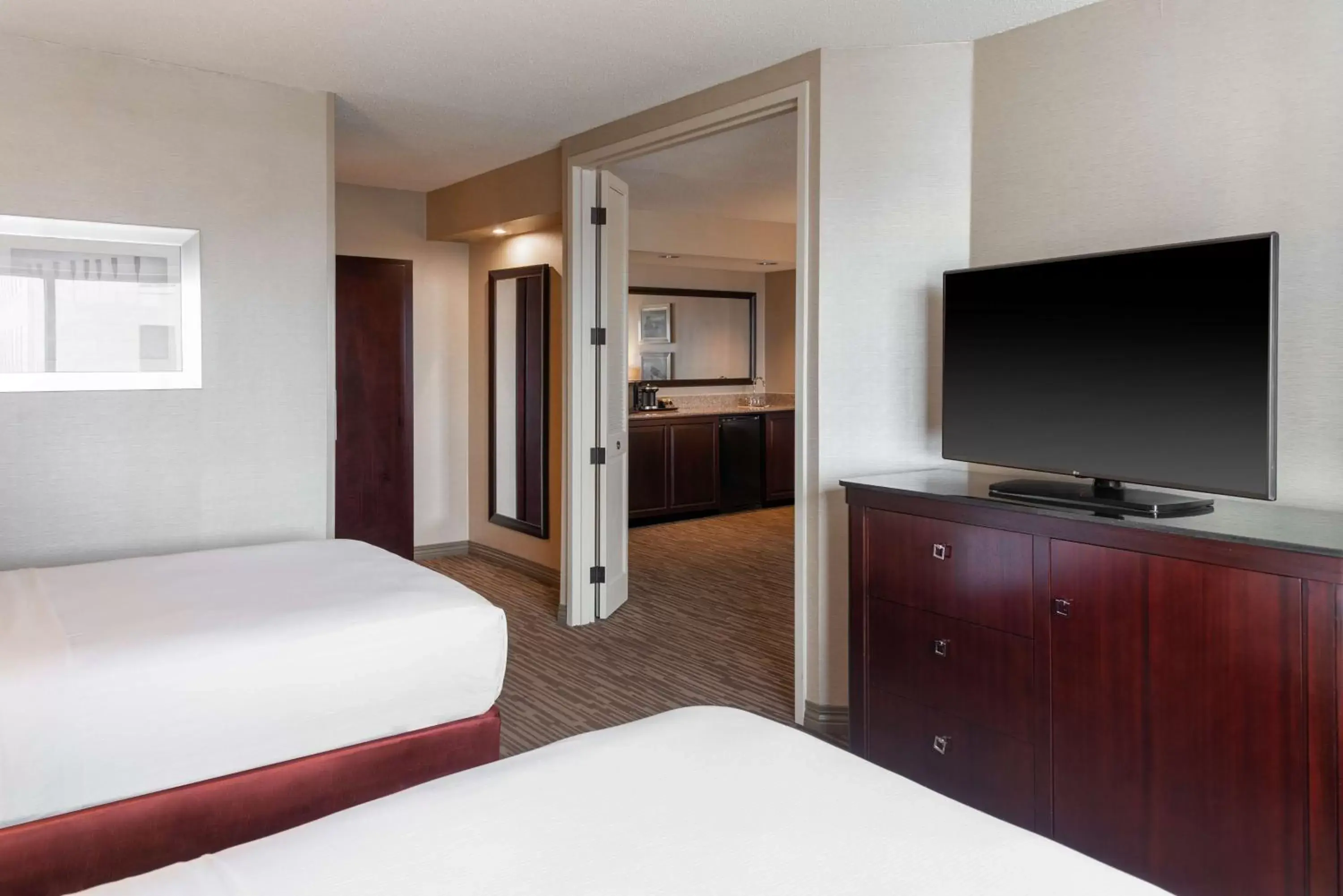 Bed, TV/Entertainment Center in DoubleTree Suites by Hilton Hotel Columbus Downtown