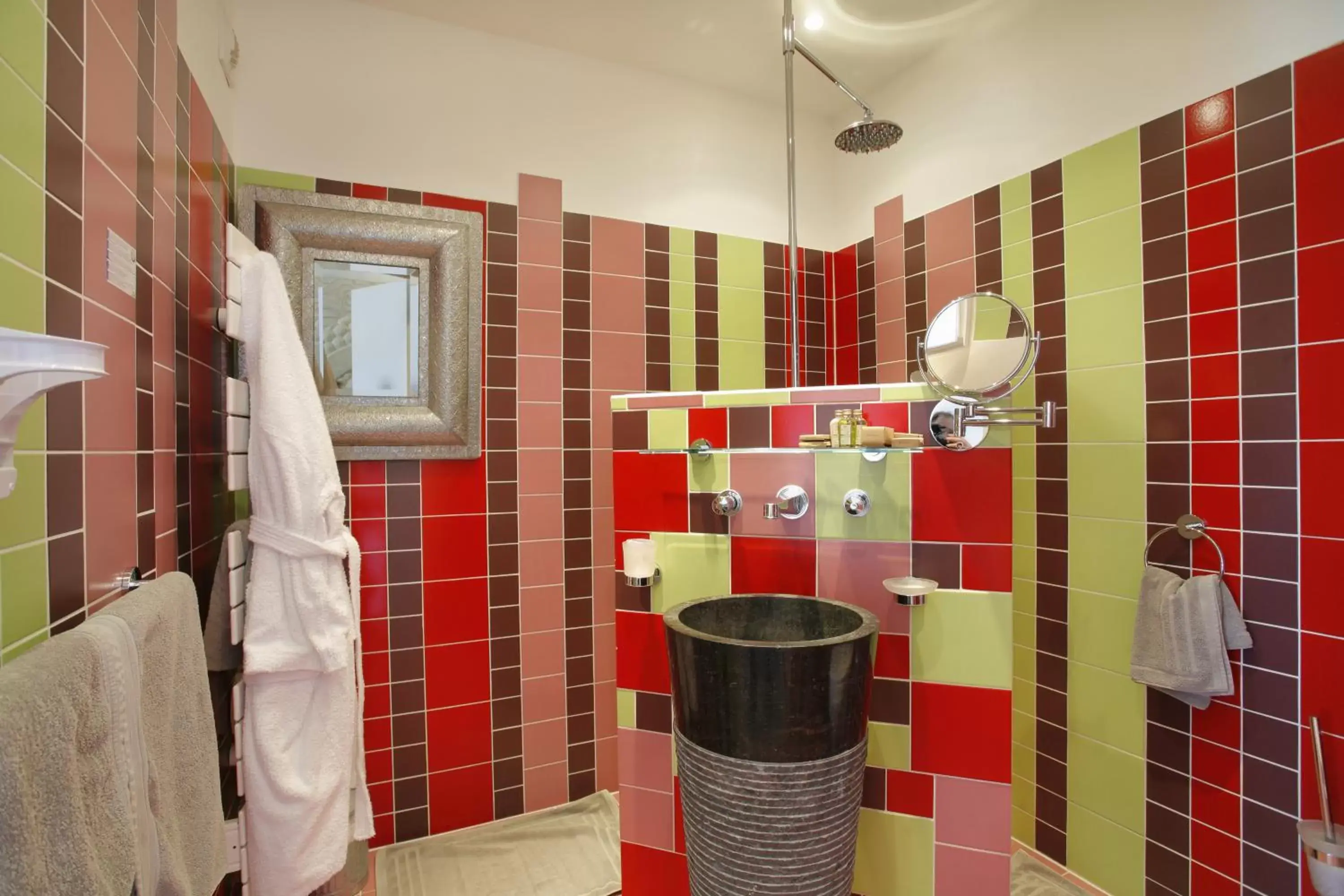 Bathroom in Le Cise, The Originals Relais (Relais du Silence)