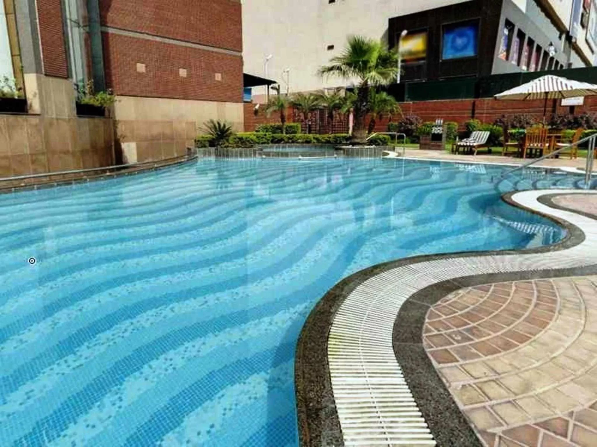 Swimming pool in Radisson Blu MBD Hotel Noida