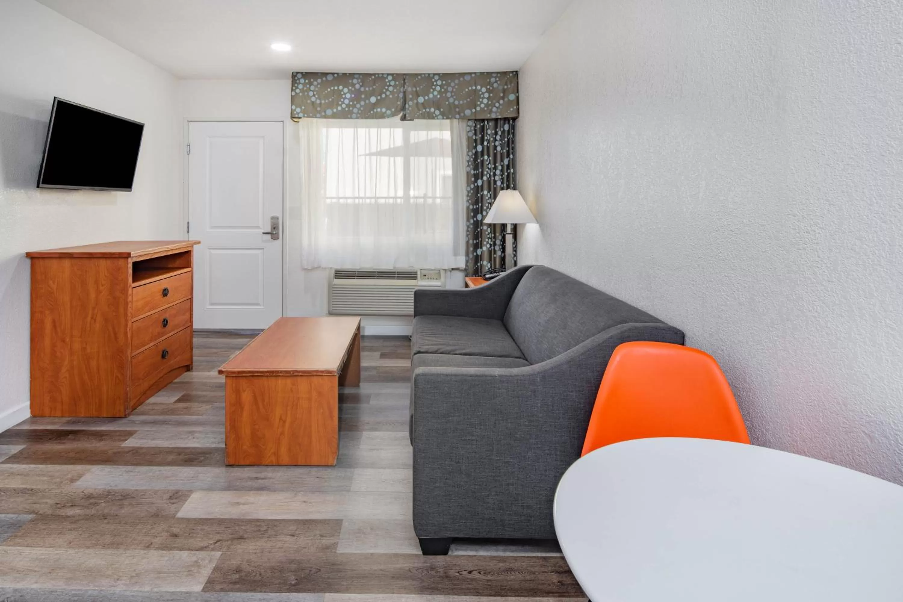Communal lounge/ TV room in Howard Johnson Suites by Wyndham San Diego Chula Vista BayFront