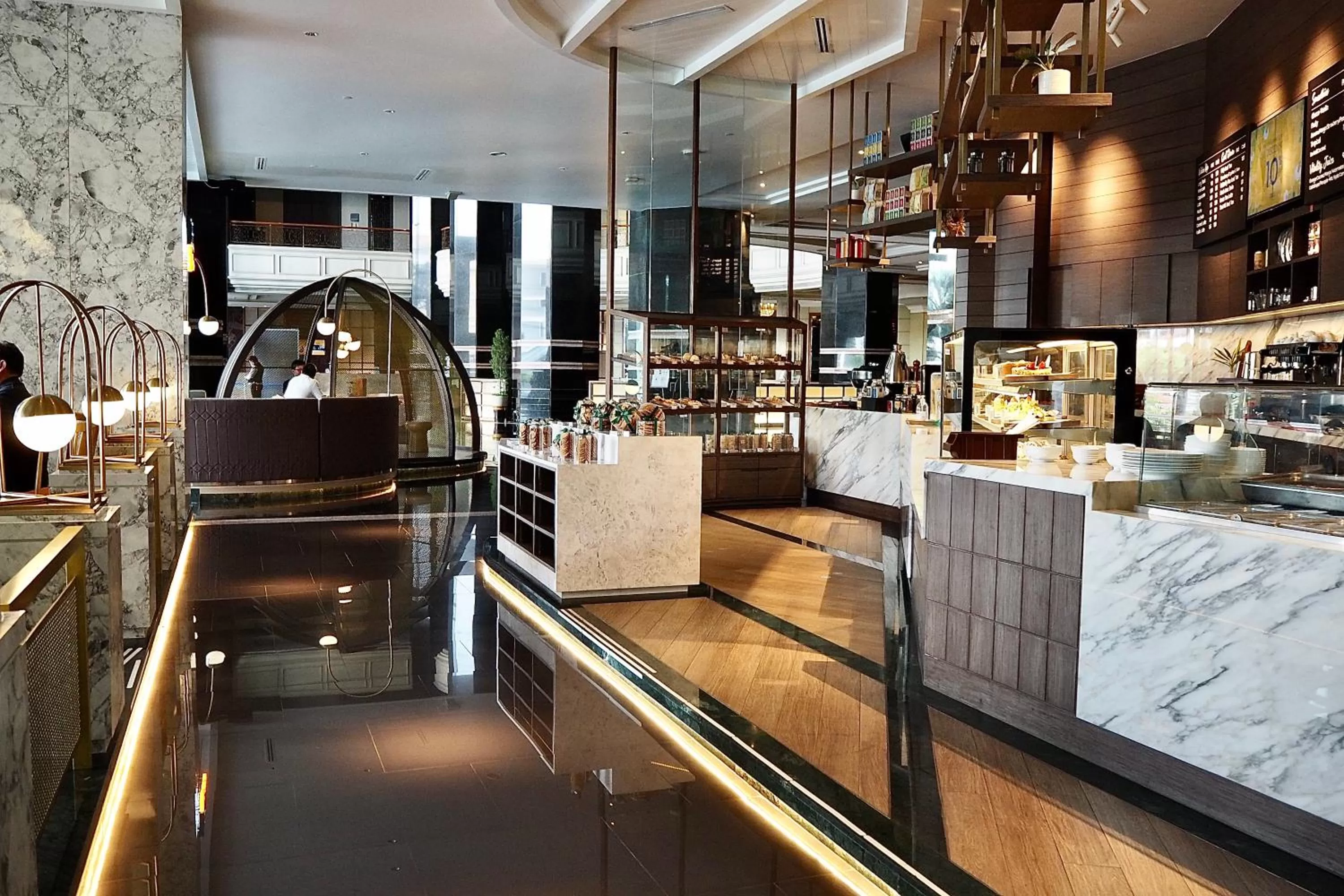 Restaurant/places to eat in Swissotel Bangkok Ratchada