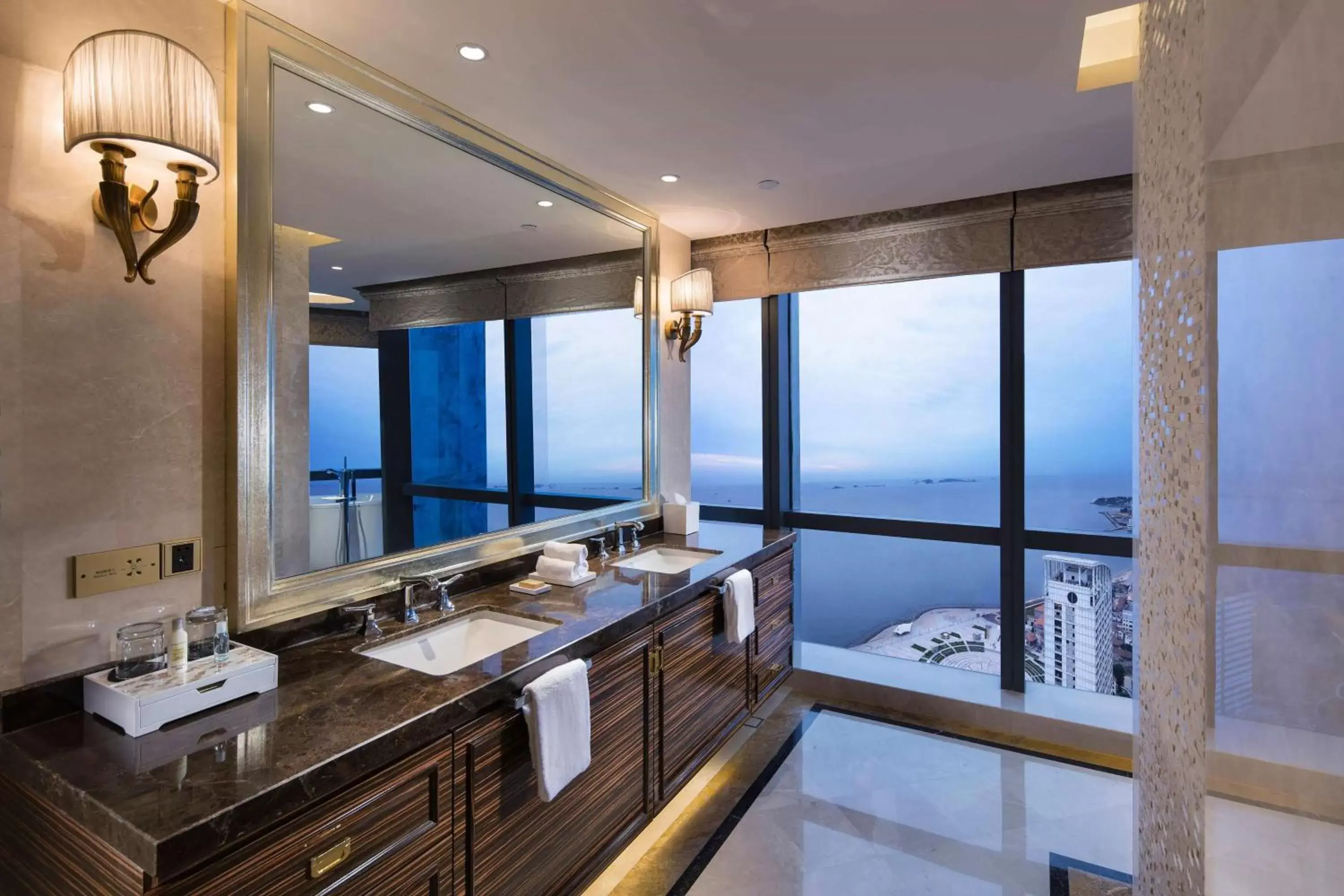 Bathroom, Kitchen/Kitchenette in Hilton Yantai