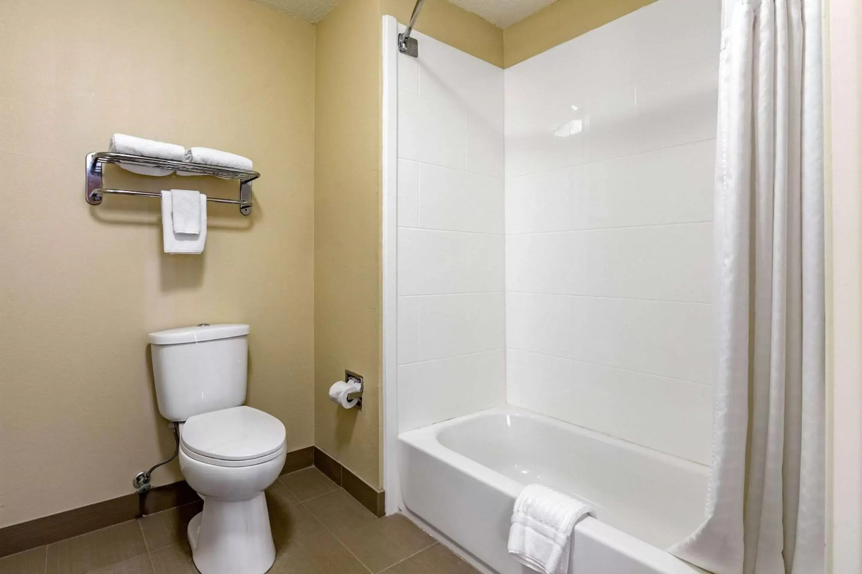 Photo of the whole room, Bathroom in Comfort Inn Walcott near Davenport