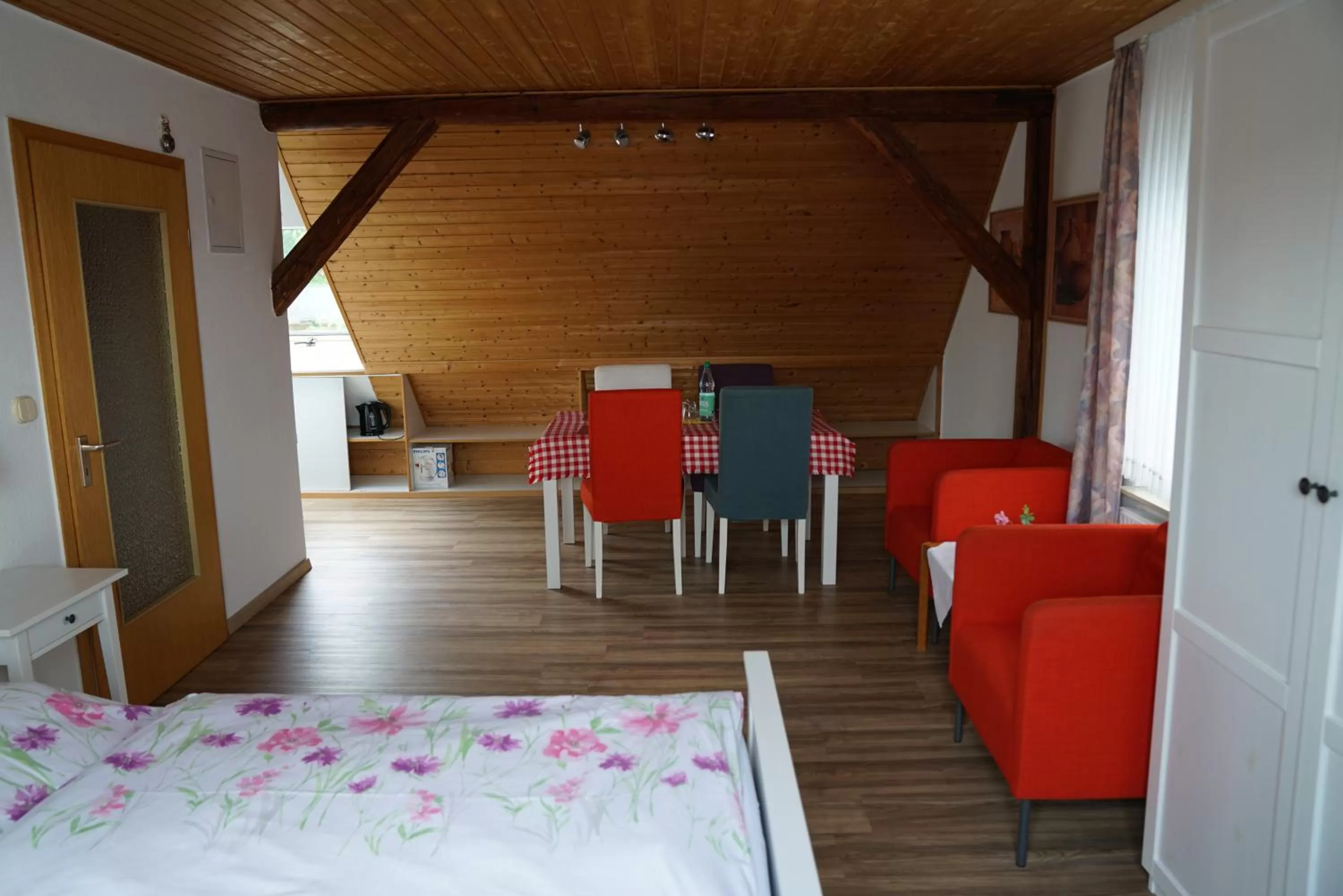 Seating area, Bed in Hotel zum Grafen Hallermunt
