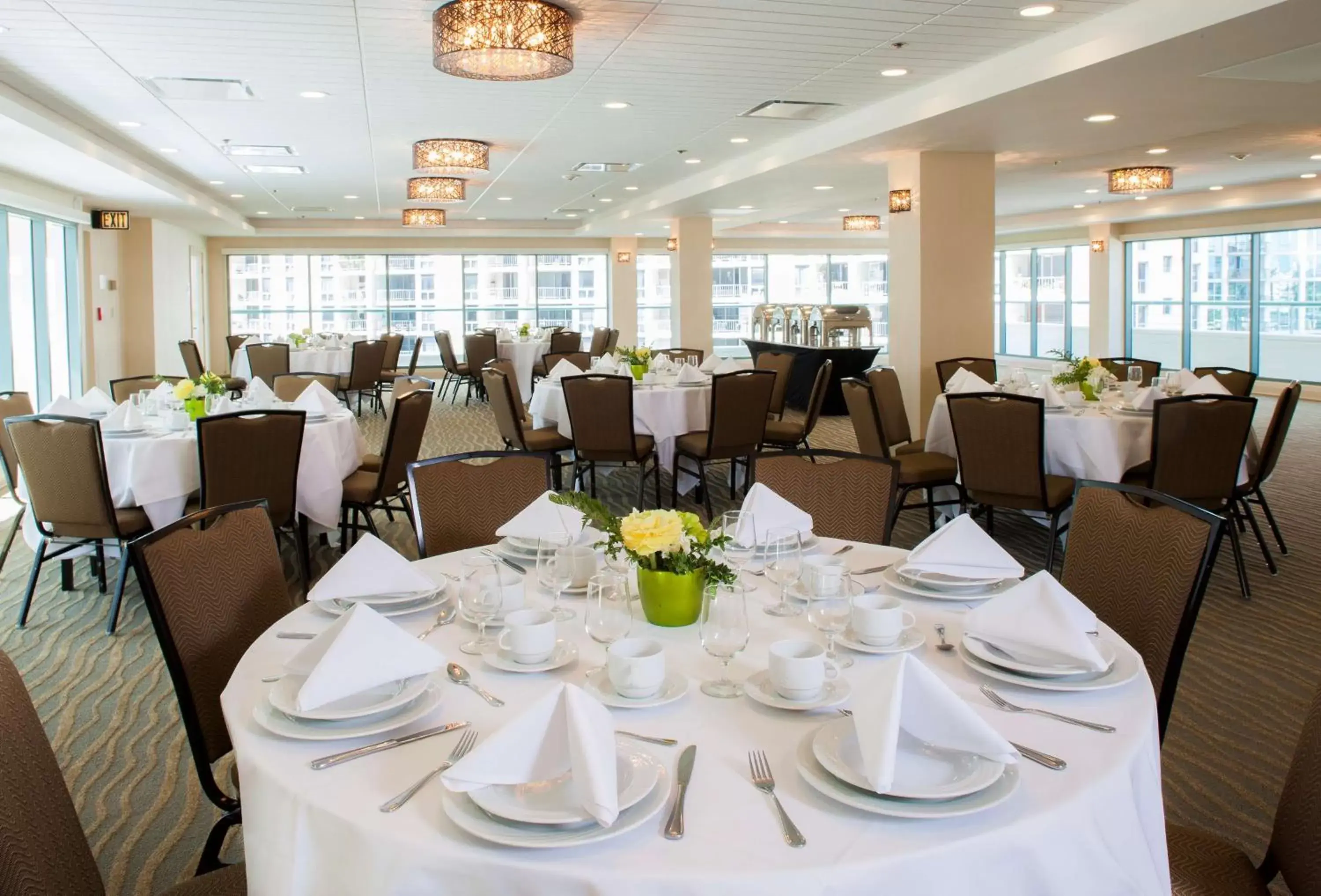 Meeting/conference room, Restaurant/Places to Eat in DoubleTree by Hilton Alana - Waikiki Beach