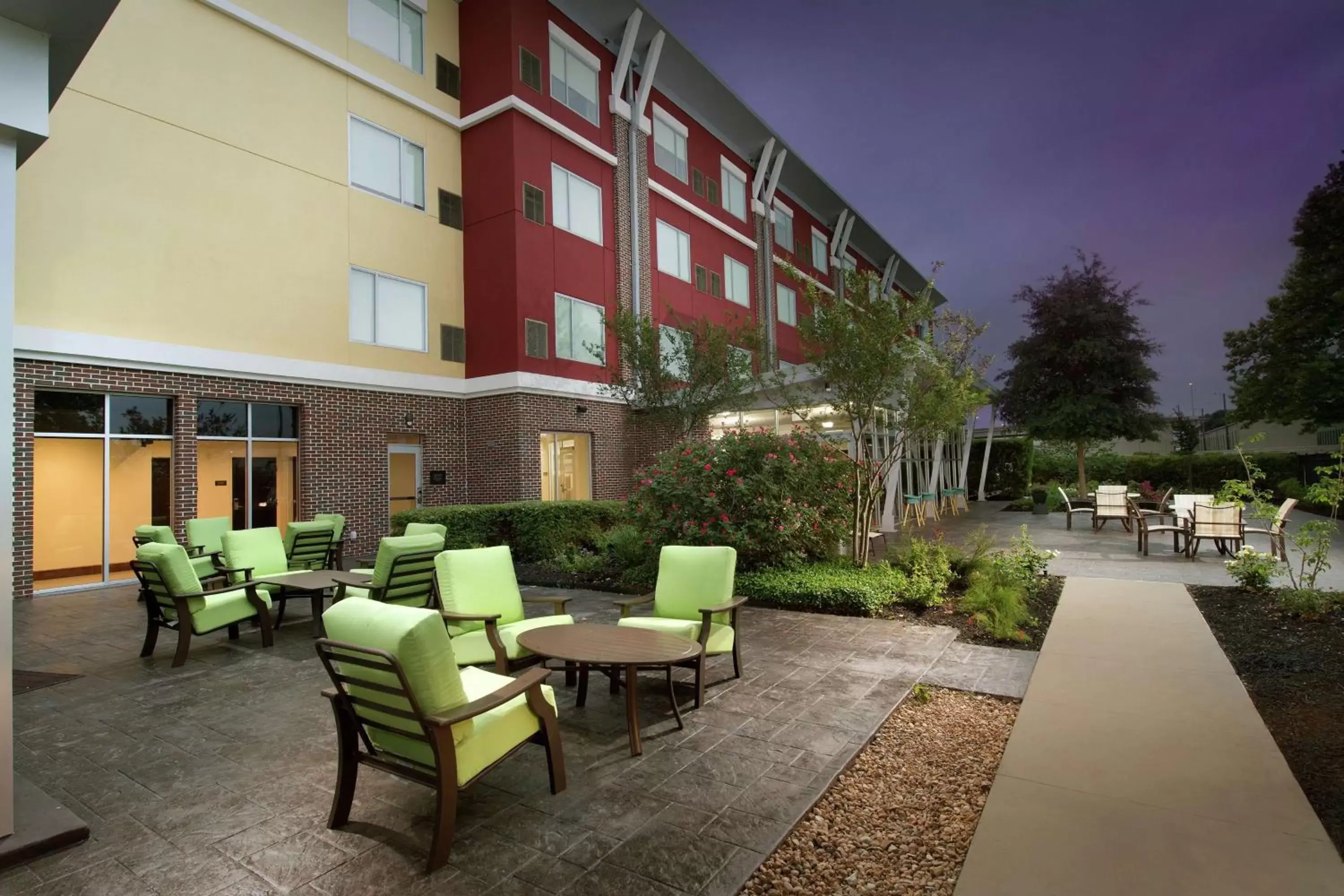 Patio, Property Building in Hilton Garden Inn San Antonio Airport South