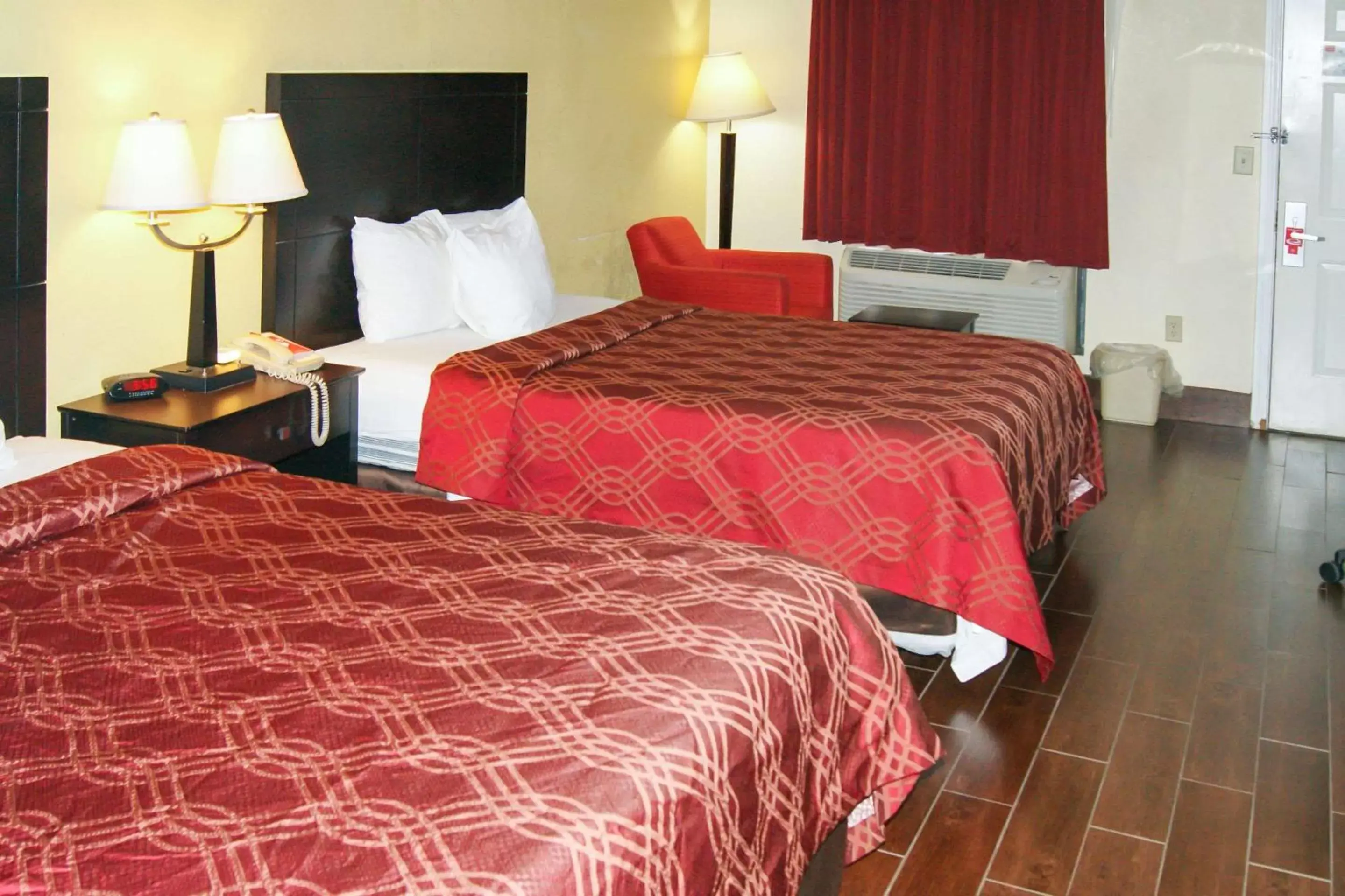 Photo of the whole room, Bed in Econo Lodge Inn & Suites West – Energy Corridor