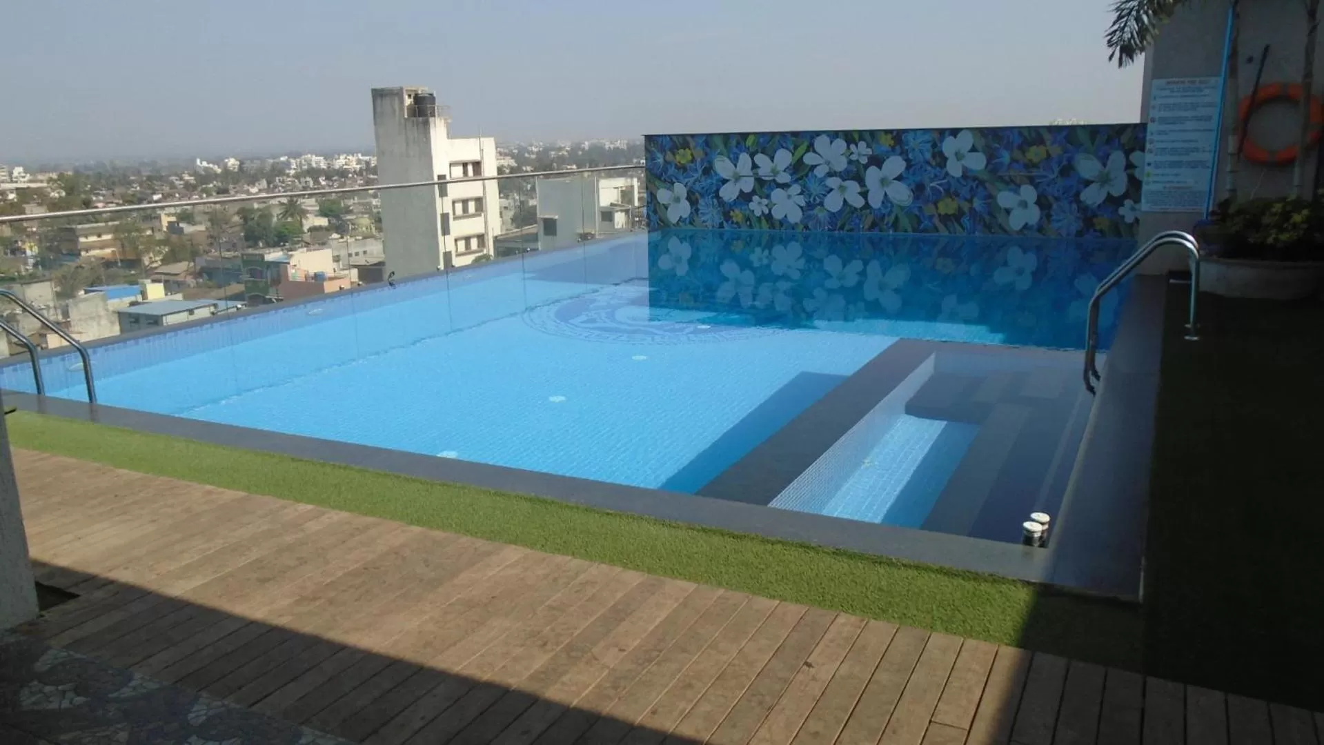 Swimming pool in Hotel Vrishali Executive