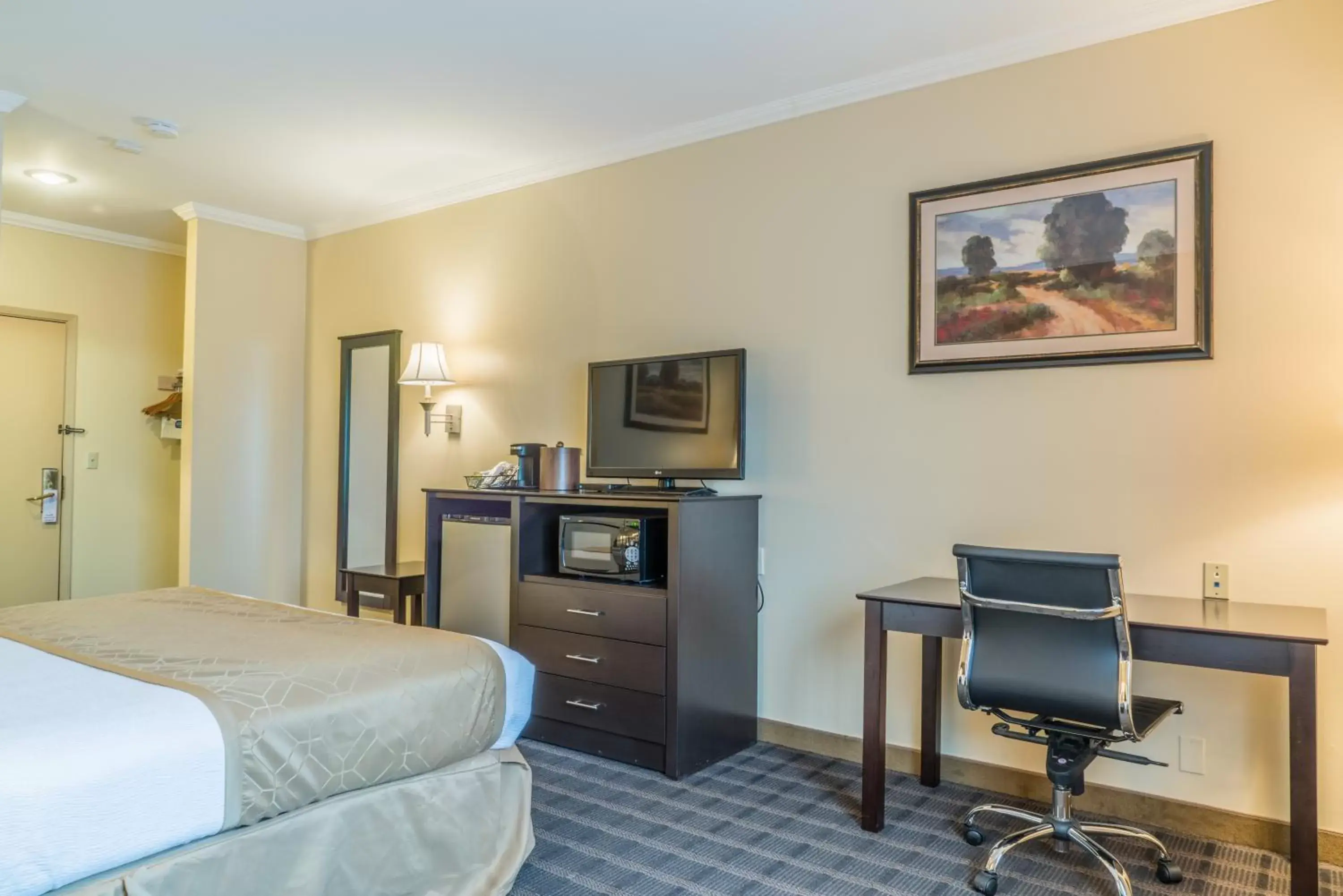 Bedroom, TV/Entertainment Center in Best Western Inn & Suites