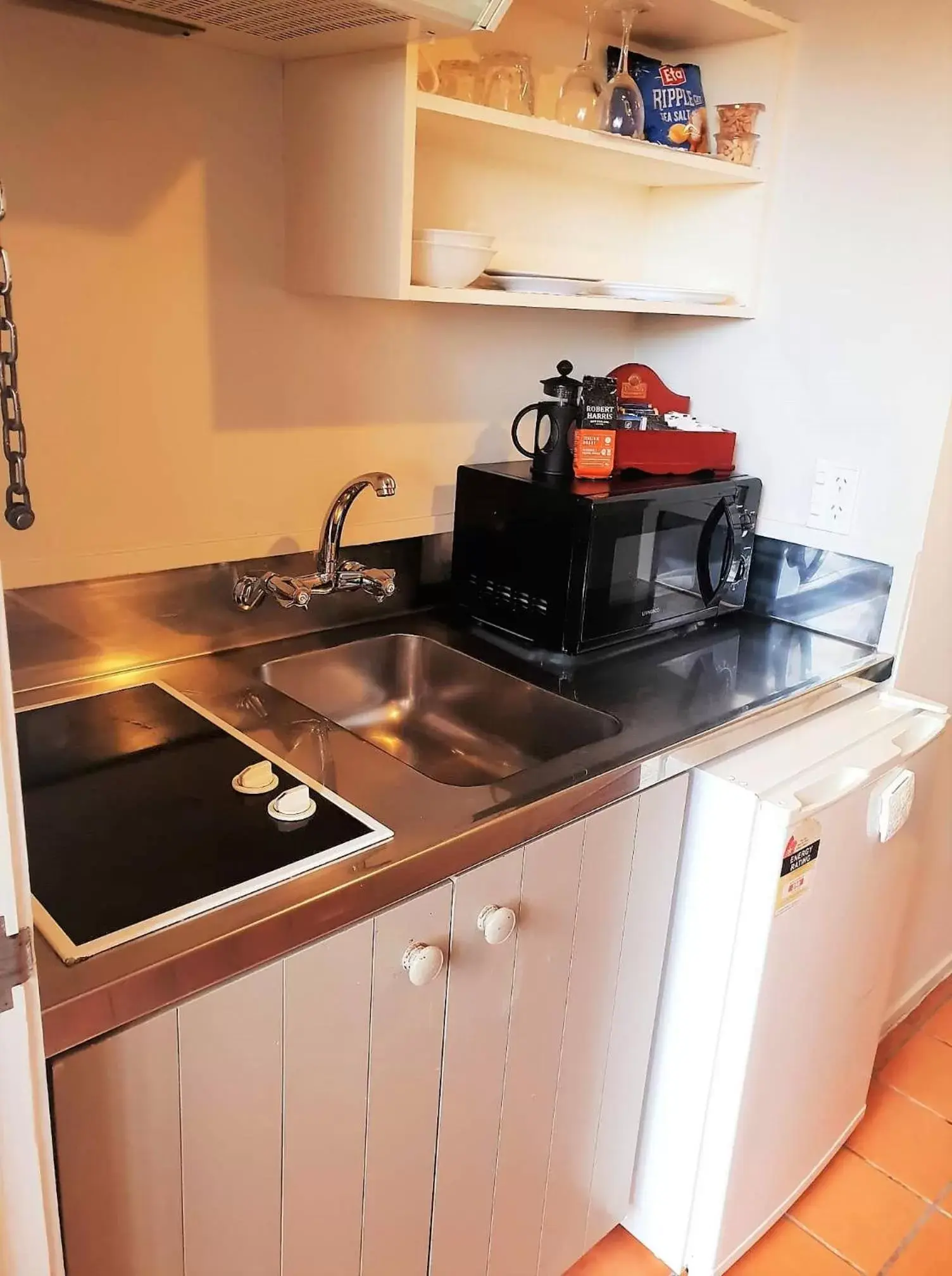 Kitchen/Kitchenette in Parklane Motor Lodge