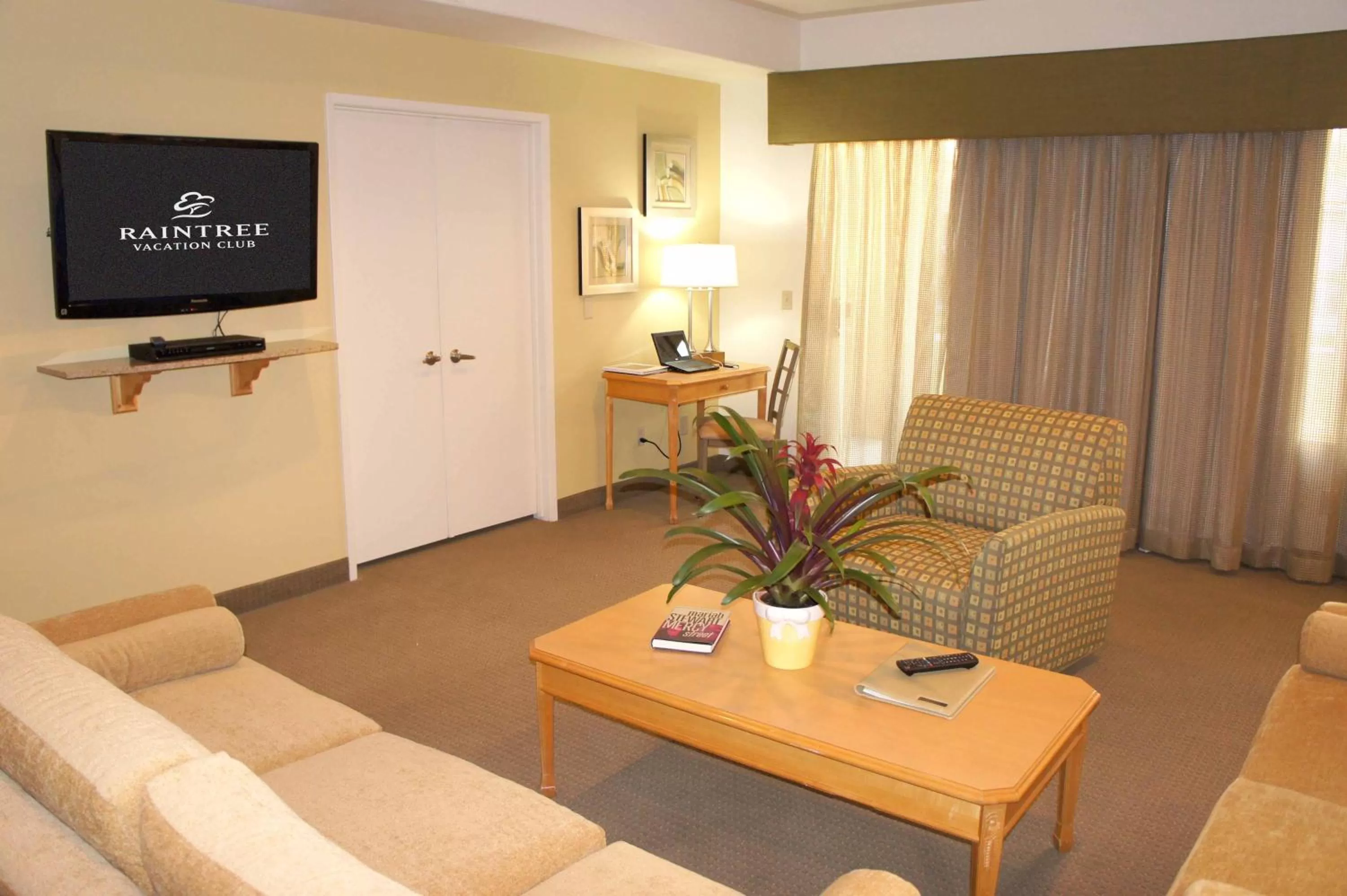 Seating area in Raintree's Cimarron Golf Resort Palm Springs