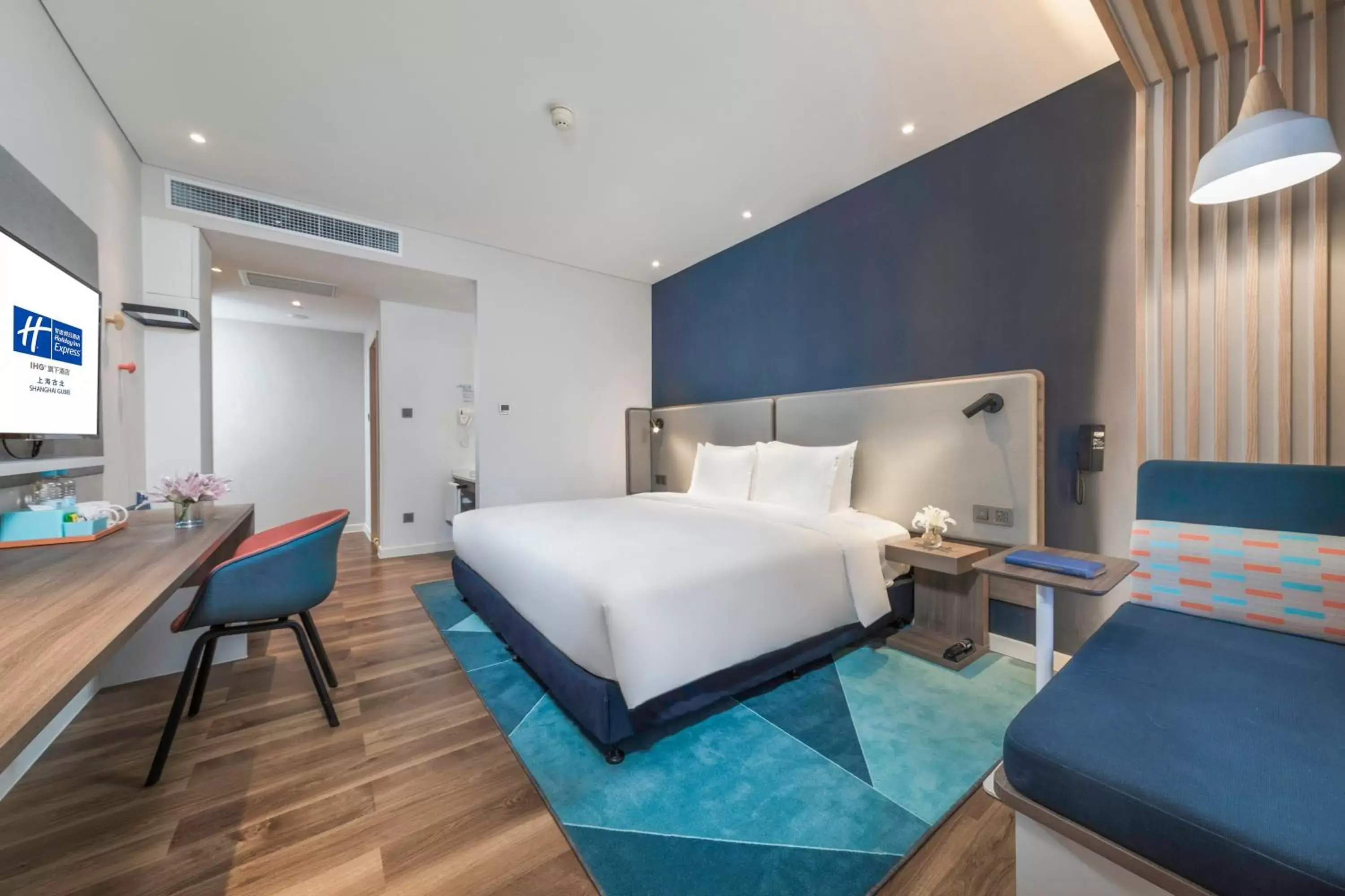 Bed in Holiday Inn Express Shanghai Gubei, an IHG Hotel