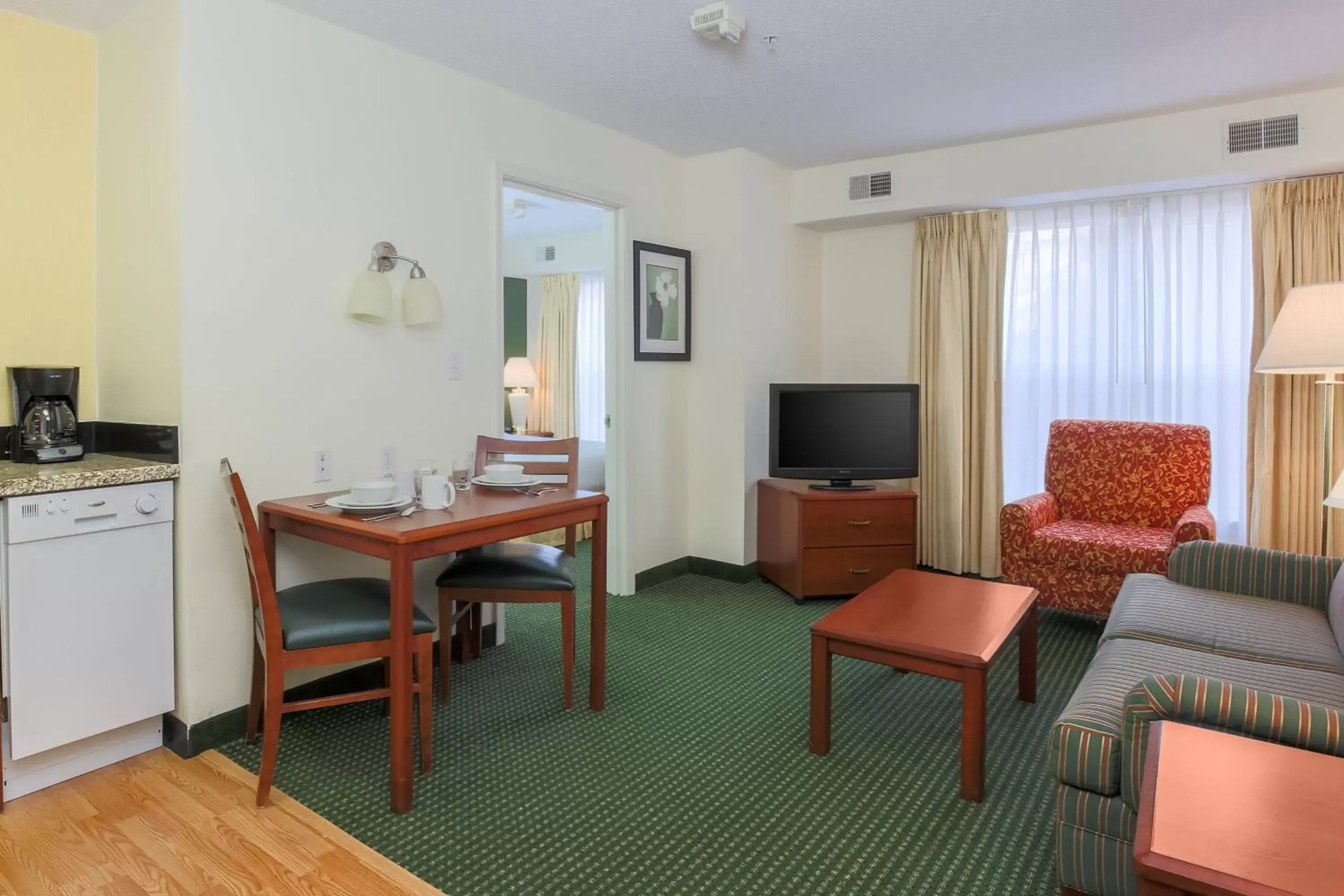 Bedroom, TV/Entertainment Center in Residence Inn by Marriott Oklahoma City South