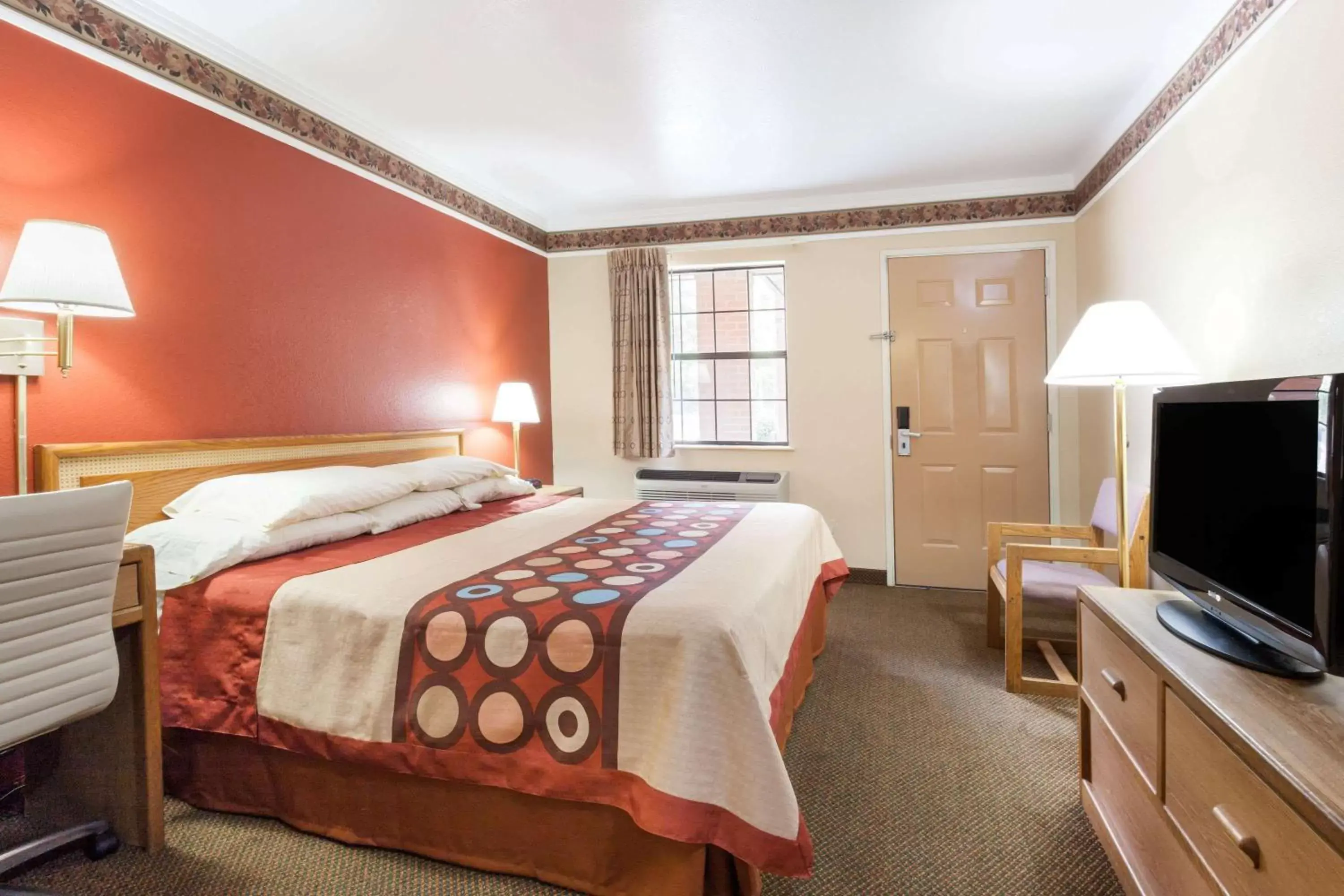 Photo of the whole room, Bed in Super 8 by Wyndham Mount Vernon