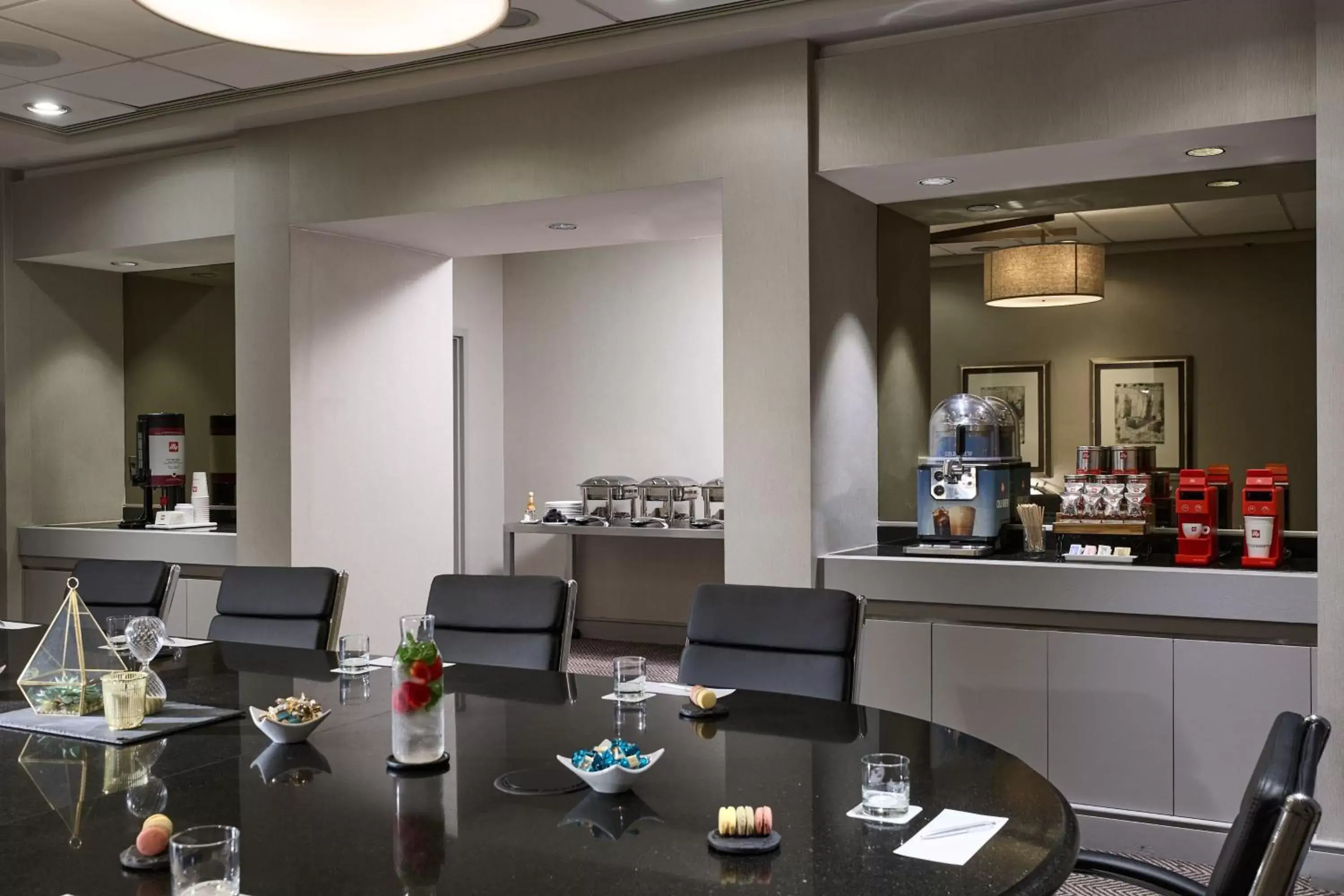 Meeting/conference room, Restaurant/Places to Eat in Renaissance Los Angeles Airport Hotel