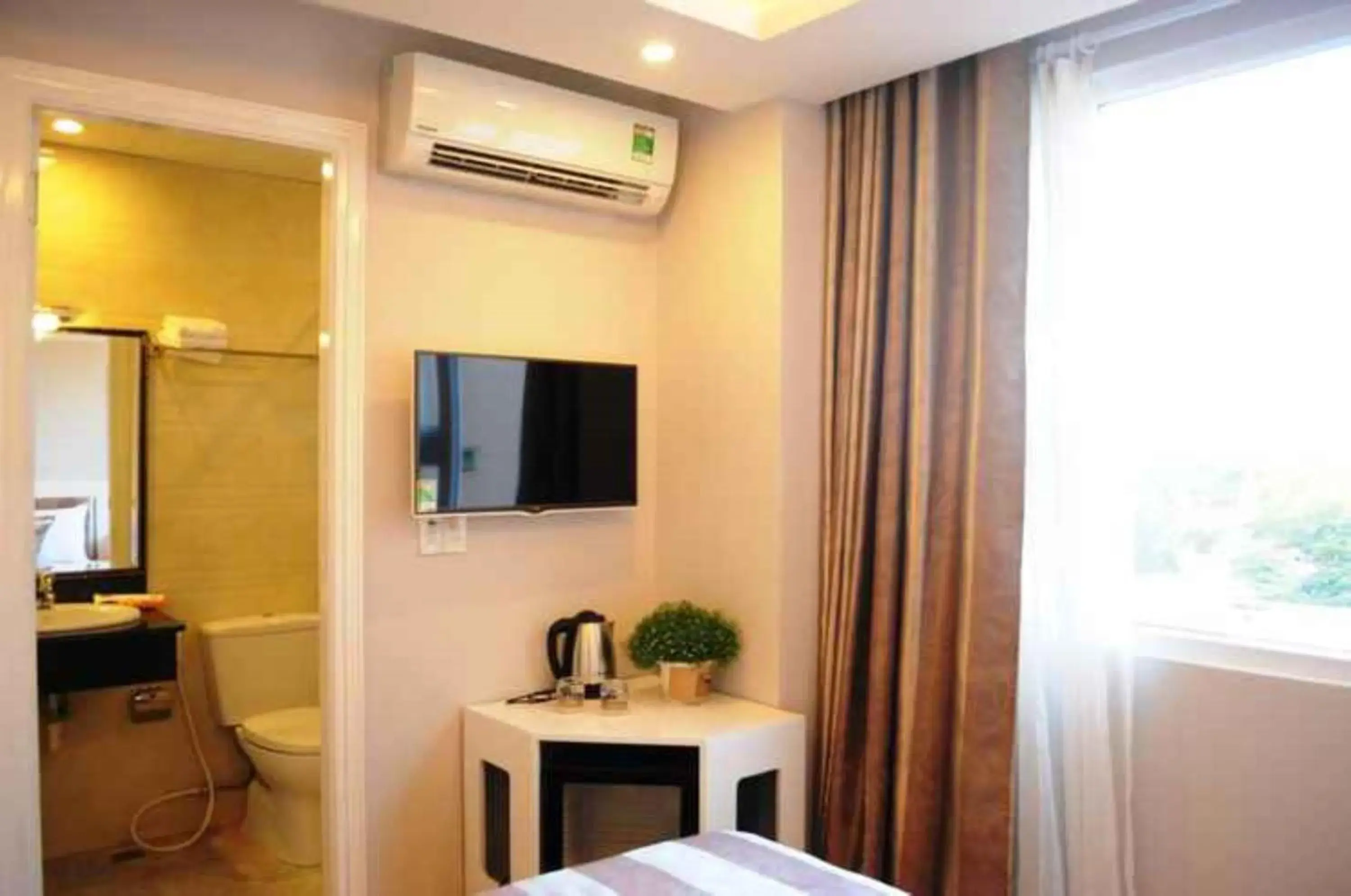 Bedroom, TV/Entertainment Center in Van Nam Hotel