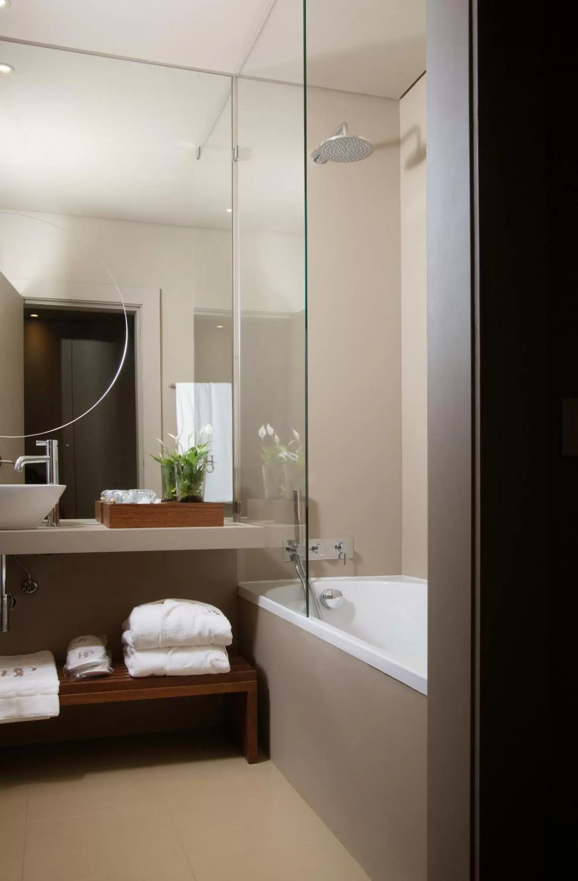 Shower, Bathroom in Hotel da Oliveira